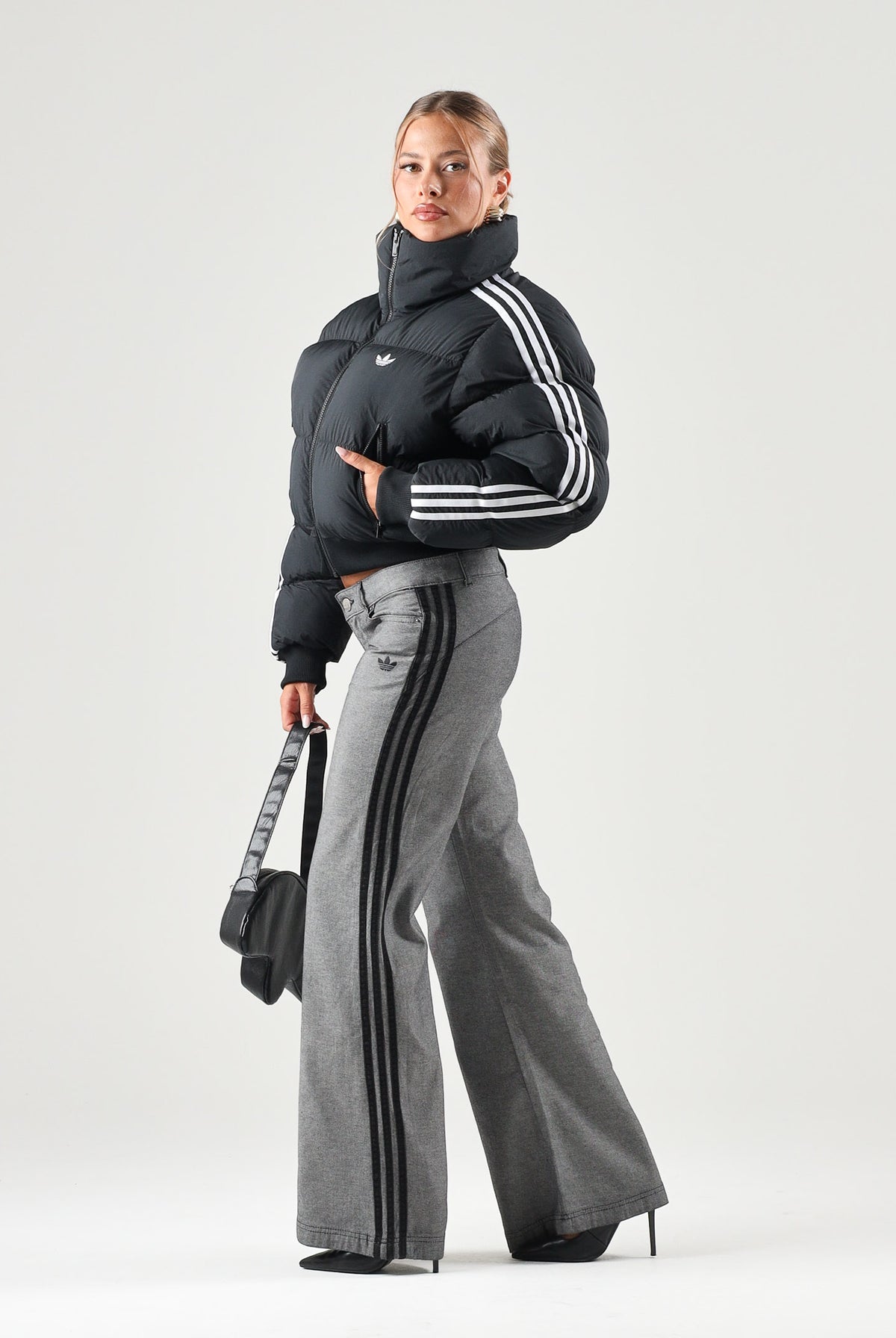ADIDAS ORIGINALS Pantaloni in jeans WIDE LEG grigi per donna con vita elasticizzata e bande laterali. KS9213 . ADIDAS ORIGINALS