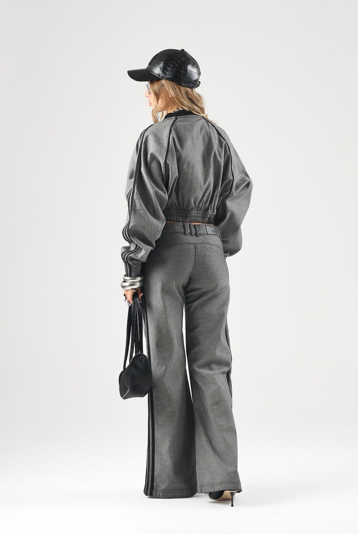 ADIDAS ORIGINALS Pantaloni in jeans WIDE LEG grigi per donna con vita elasticizzata e bande laterali. KS9213 . ADIDAS ORIGINALS