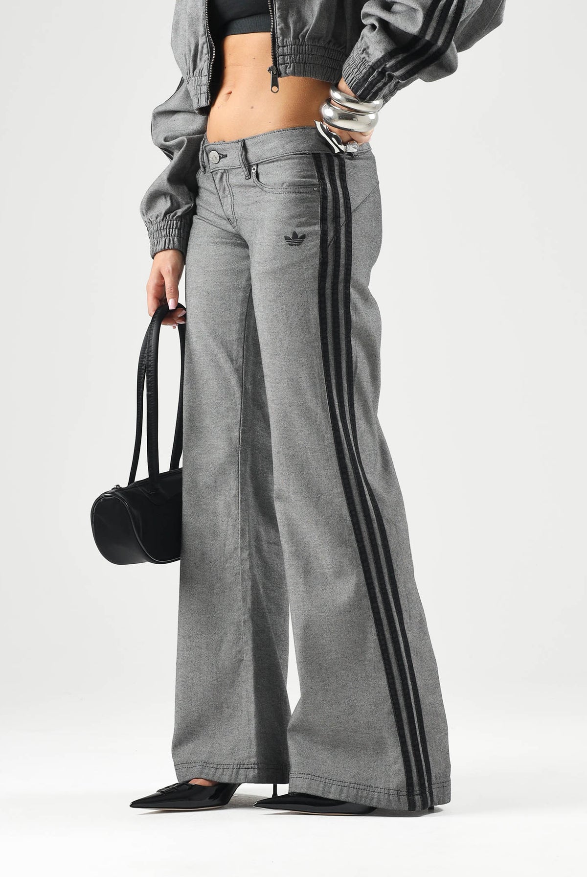 ADIDAS ORIGINALS Pantaloni in jeans WIDE LEG grigi per donna con vita elasticizzata e bande laterali. KS9213 . ADIDAS ORIGINALS