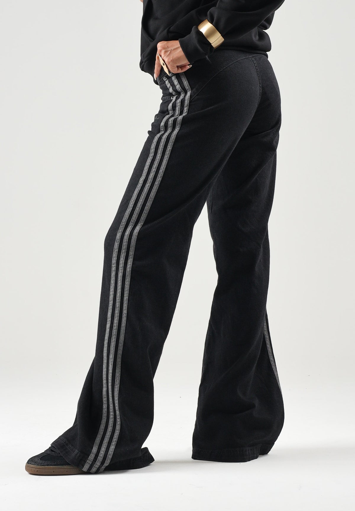 ADIDAS ORIGINALS Jeans SST LOW RISE FLARED nero da donna con gamba svasata. KS9214 . ADIDAS ORIGINALS