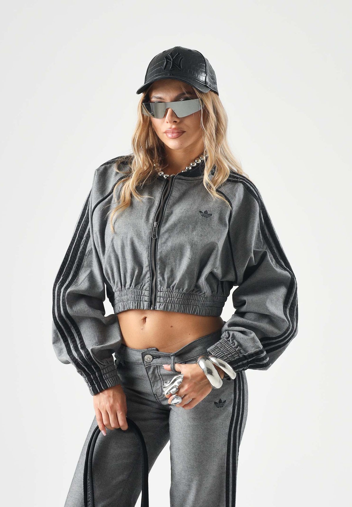 ADIDAS ORIGINALS Felpa con zip SST DENIM TRACKTOP grigia per donna con design cropped corto KS9215 . ADIDAS ORIGINALS