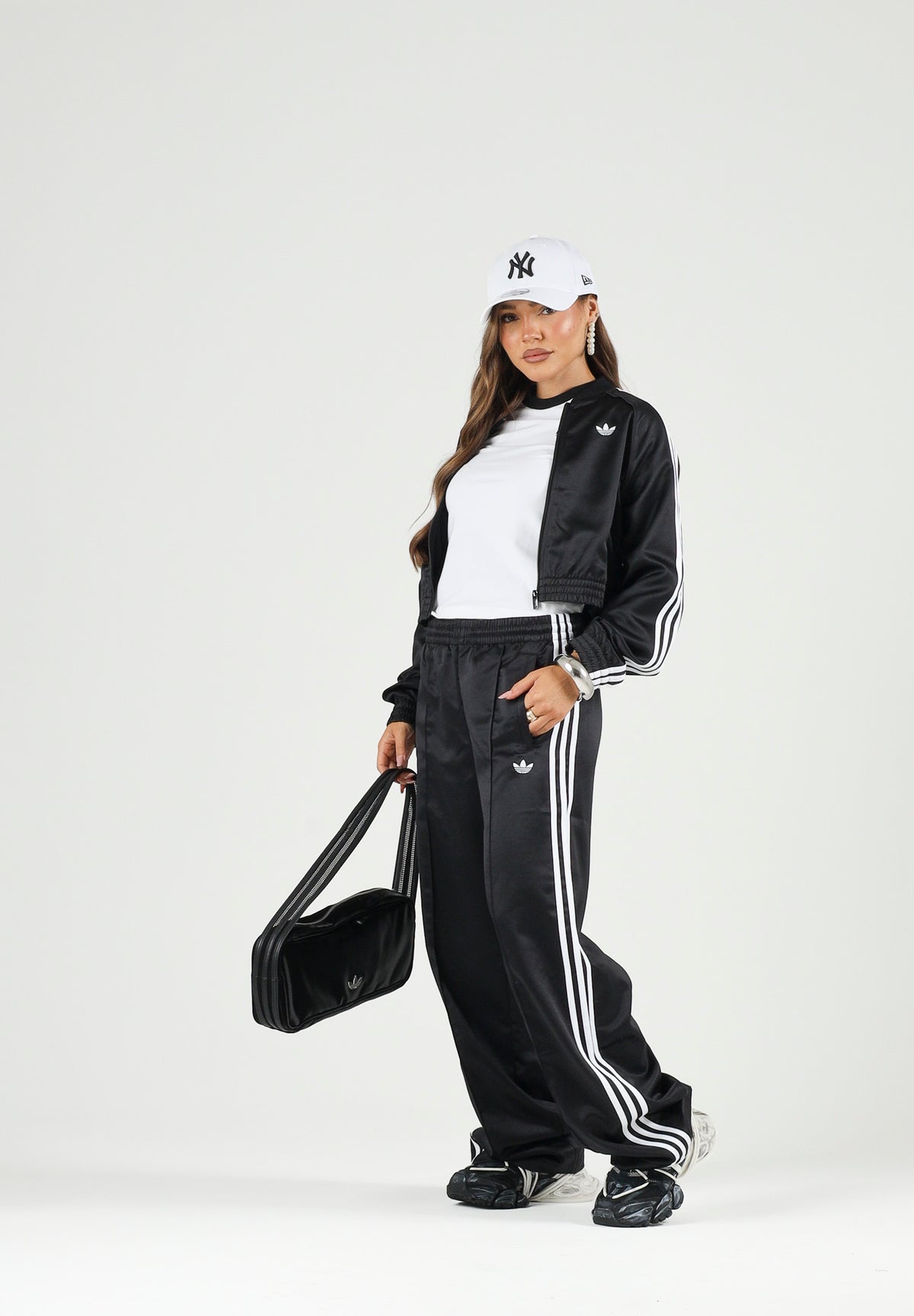 ADIDAS ORIGINALS Giacca SATIN SST in raso nera da donna con 3-Stripes bianche a contrasto. KS9371 . ADIDAS ORIGINALS