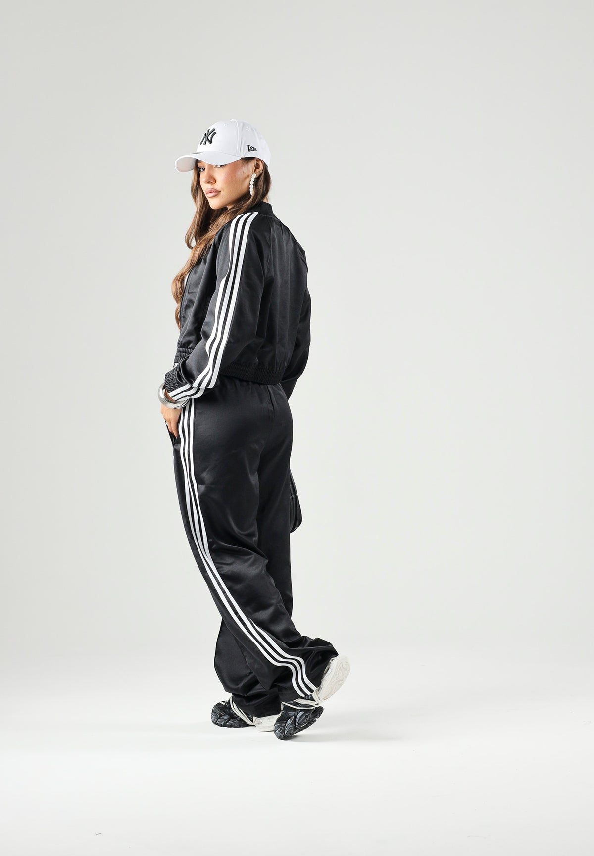 ADIDAS ORIGINALS Felpa con zip SATIN SST in raso nera da donna con 3-Stripes bianche a contrasto. KS9371 . ADIDAS ORIGINALS