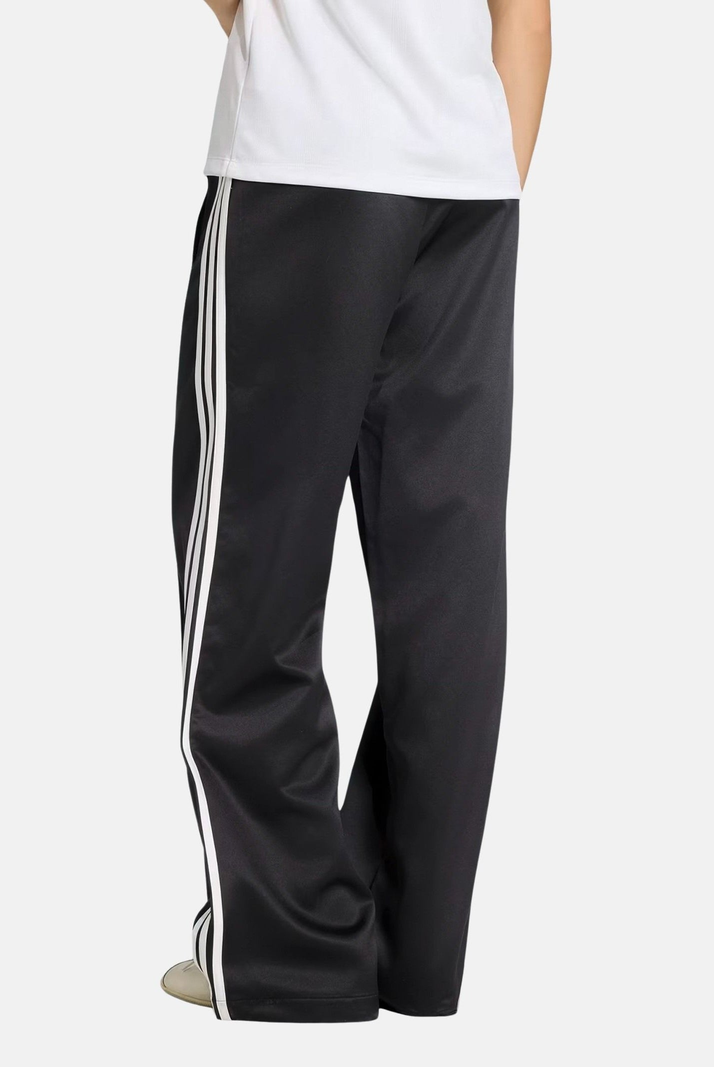 ADIDAS ORIGINALS Pantalone SATIN SST LOOSE nero da donna con iconiche 3-Stripes laterali a contrasto. KS9372 . ADIDAS ORIGINALS