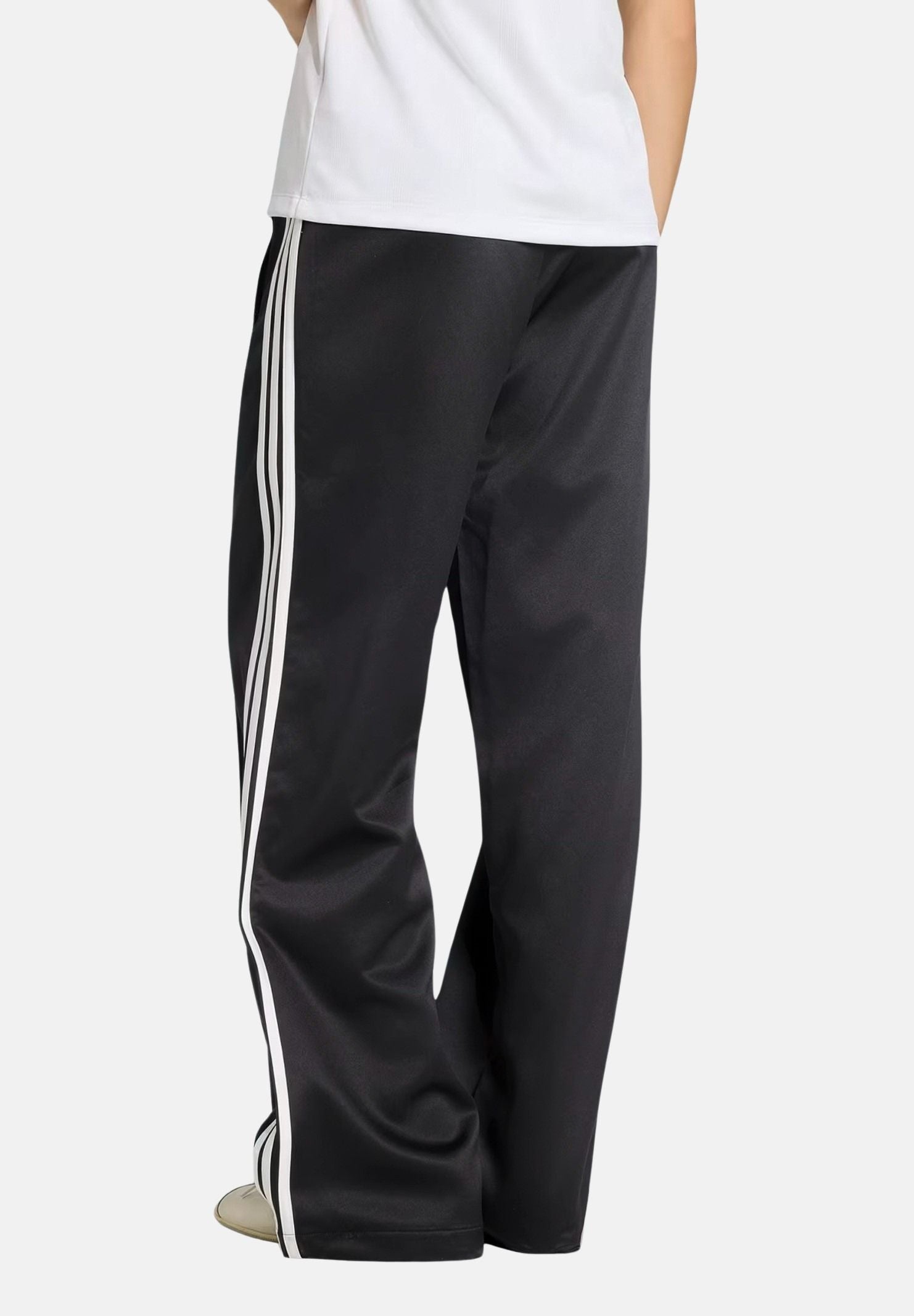 ADIDAS ORIGINALS Pantalone SATIN SST LOOSE nero da donna con iconiche 3-Stripes laterali a contrasto. KS9372 . ADIDAS ORIGINALS