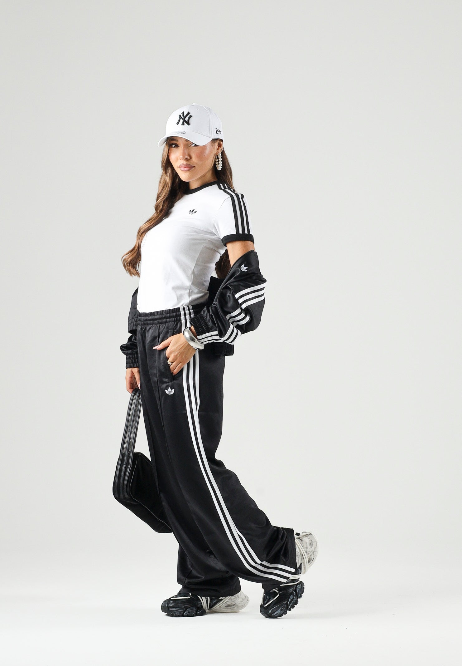 ADIDAS ORIGINALS Pantalone SATIN SST LOOSE nero da donna con iconiche 3-Stripes laterali a contrasto. KS9372 . ADIDAS ORIGINALS