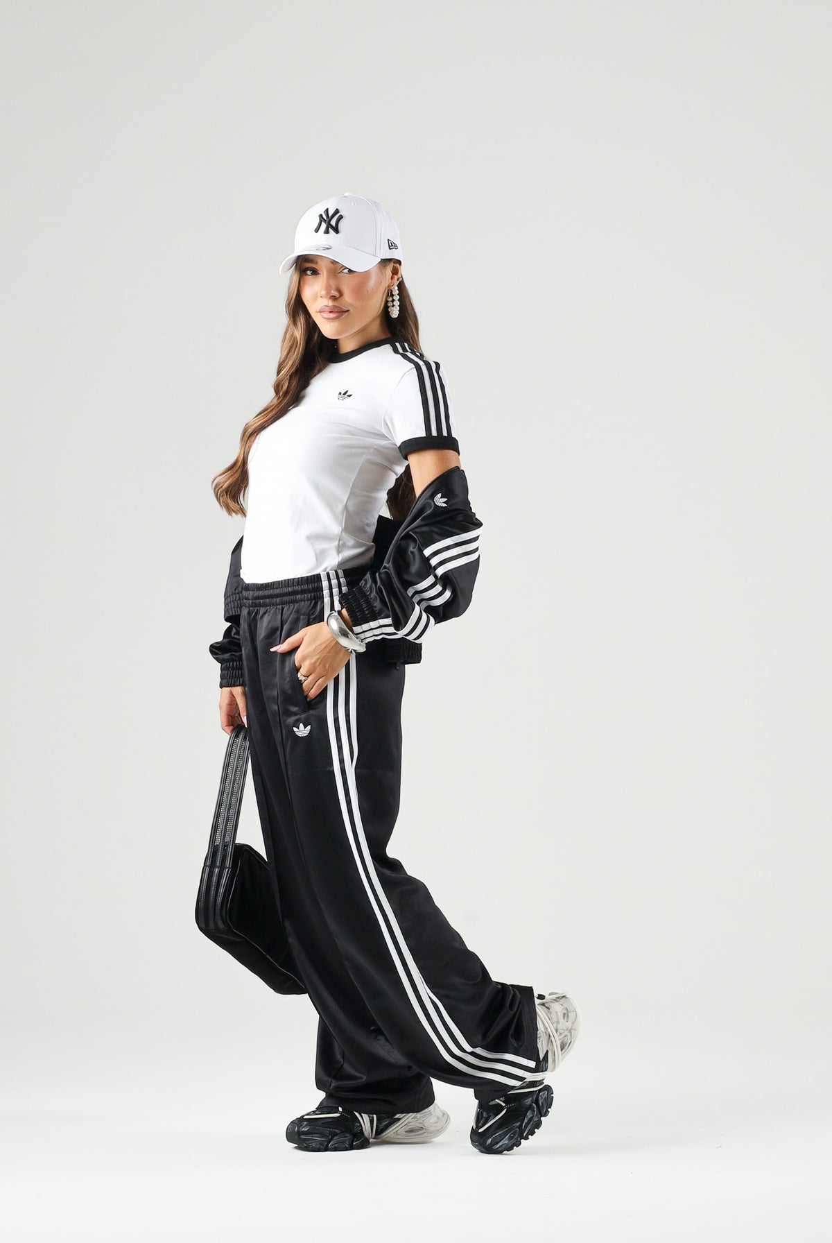 ADIDAS ORIGINALS Pantaloni SATIN SST LOOSE neri da donna con iconiche 3-Stripes laterali a contrasto. KS9372 . ADIDAS ORIGINALS