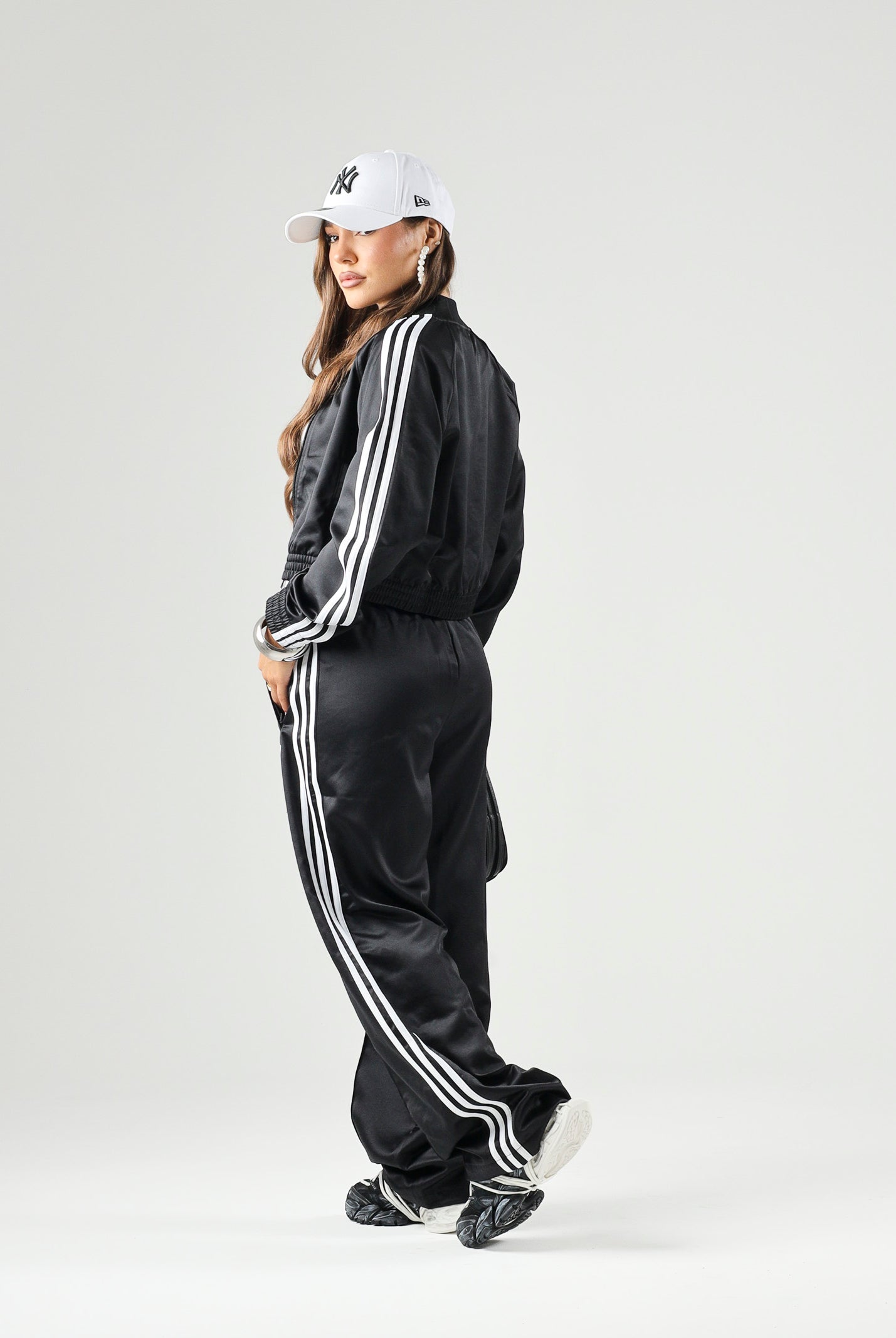 ADIDAS ORIGINALS Pantalone SATIN SST LOOSE nero da donna con iconiche 3-Stripes laterali a contrasto. KS9372 . ADIDAS ORIGINALS