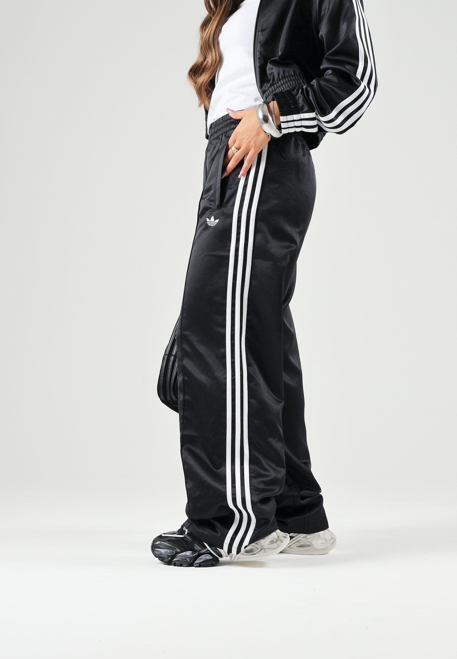 ADIDAS ORIGINALS Pantalone SATIN SST LOOSE nero da donna con iconiche 3-Stripes laterali a contrasto. KS9372 . ADIDAS ORIGINALS