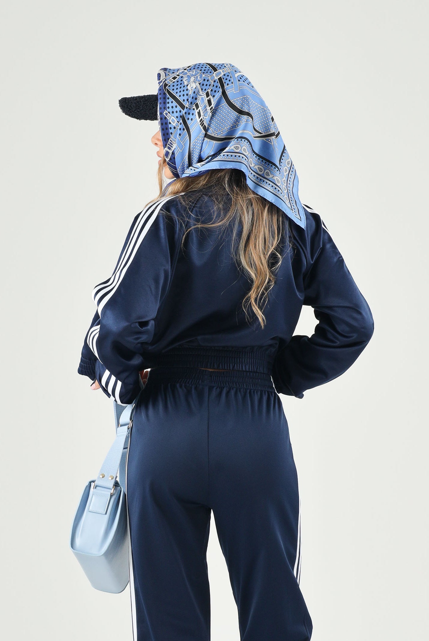 ADIDAS ORIGINALS Giacca SATIN NIGHT indigo blu notte da donna con iconiche 3-Stripes bianche <BR/> KS9948 . ADIDAS ORIGINALS