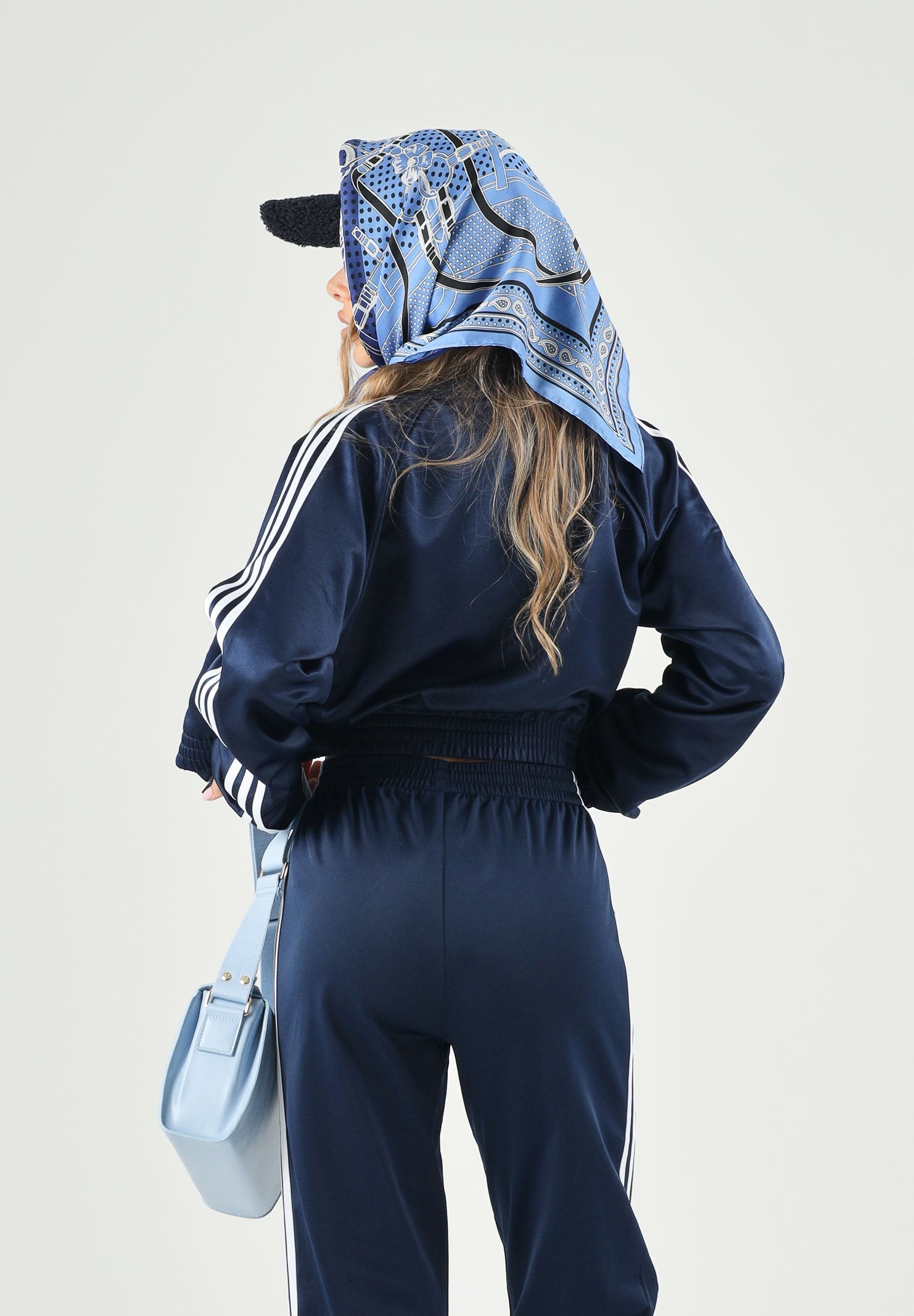 ADIDAS ORIGINALS Giacca SATIN NIGHT indigo blu notte da donna con iconiche 3-Stripes bianche <BR/> KS9948 . ADIDAS ORIGINALS