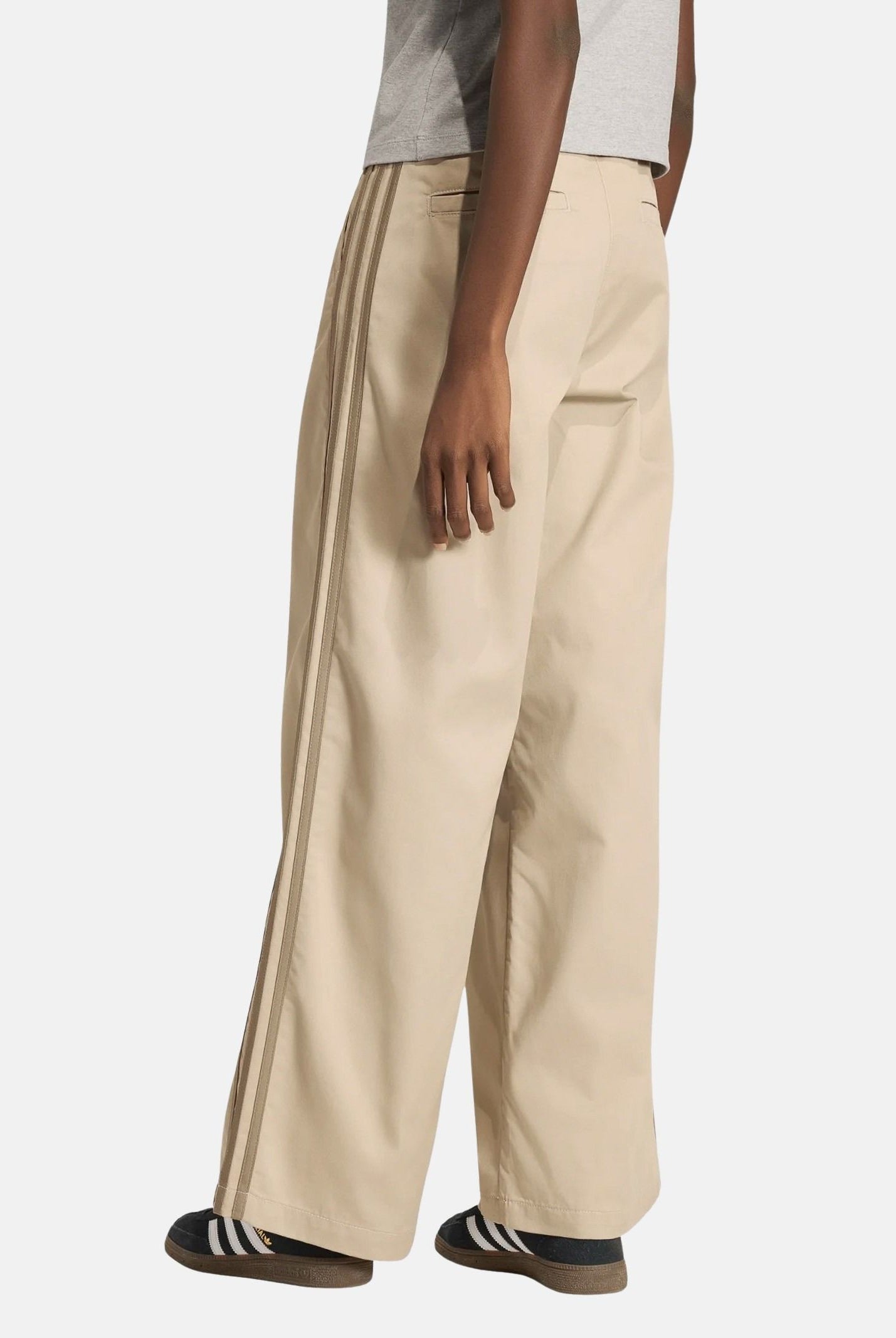 ADIDAS ORIGINALS Pantaloni 3 STRIPES PLEATED PANTS khaki beige da donna KS9949 . ADIDAS ORIGINALS