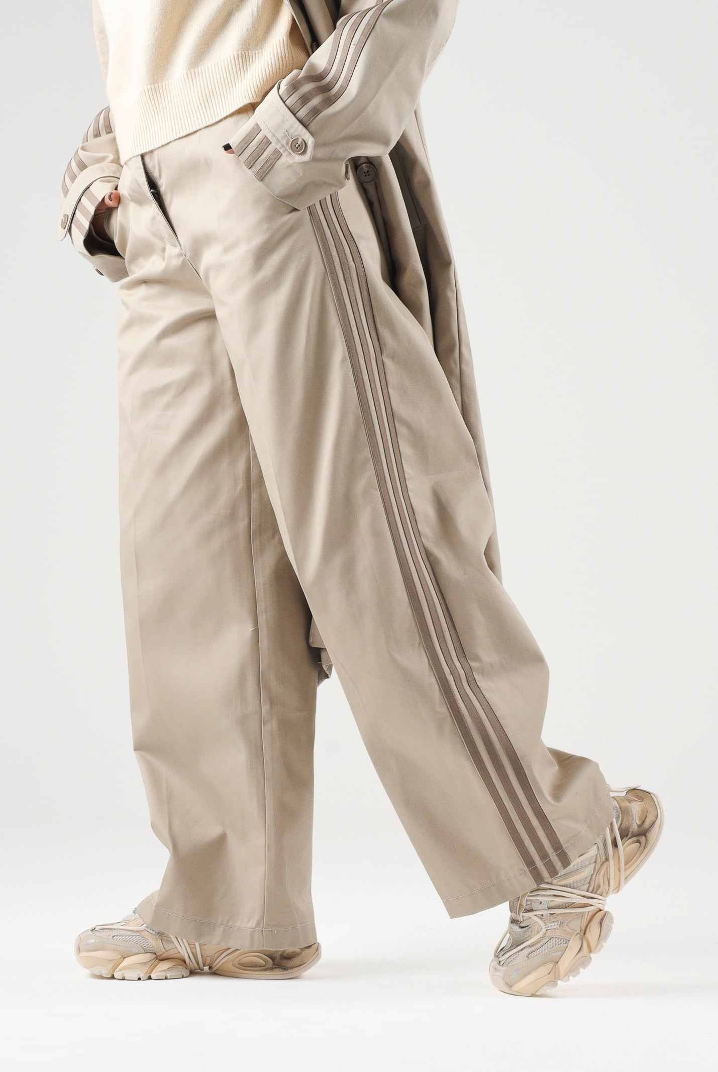 ADIDAS ORIGINALS Pantaloni 3 STRIPES PLEATED PANTS khaki beige da donna KS9949 . ADIDAS ORIGINALS