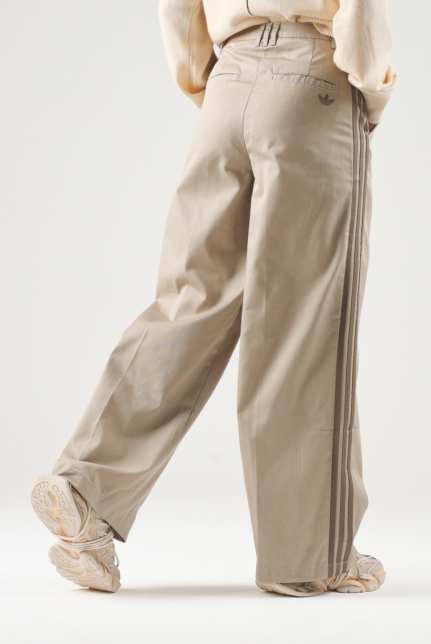 ADIDAS ORIGINALS Pantaloni 3 STRIPES PLEATED PANTS khaki beige da donna KS9949 . ADIDAS ORIGINALS