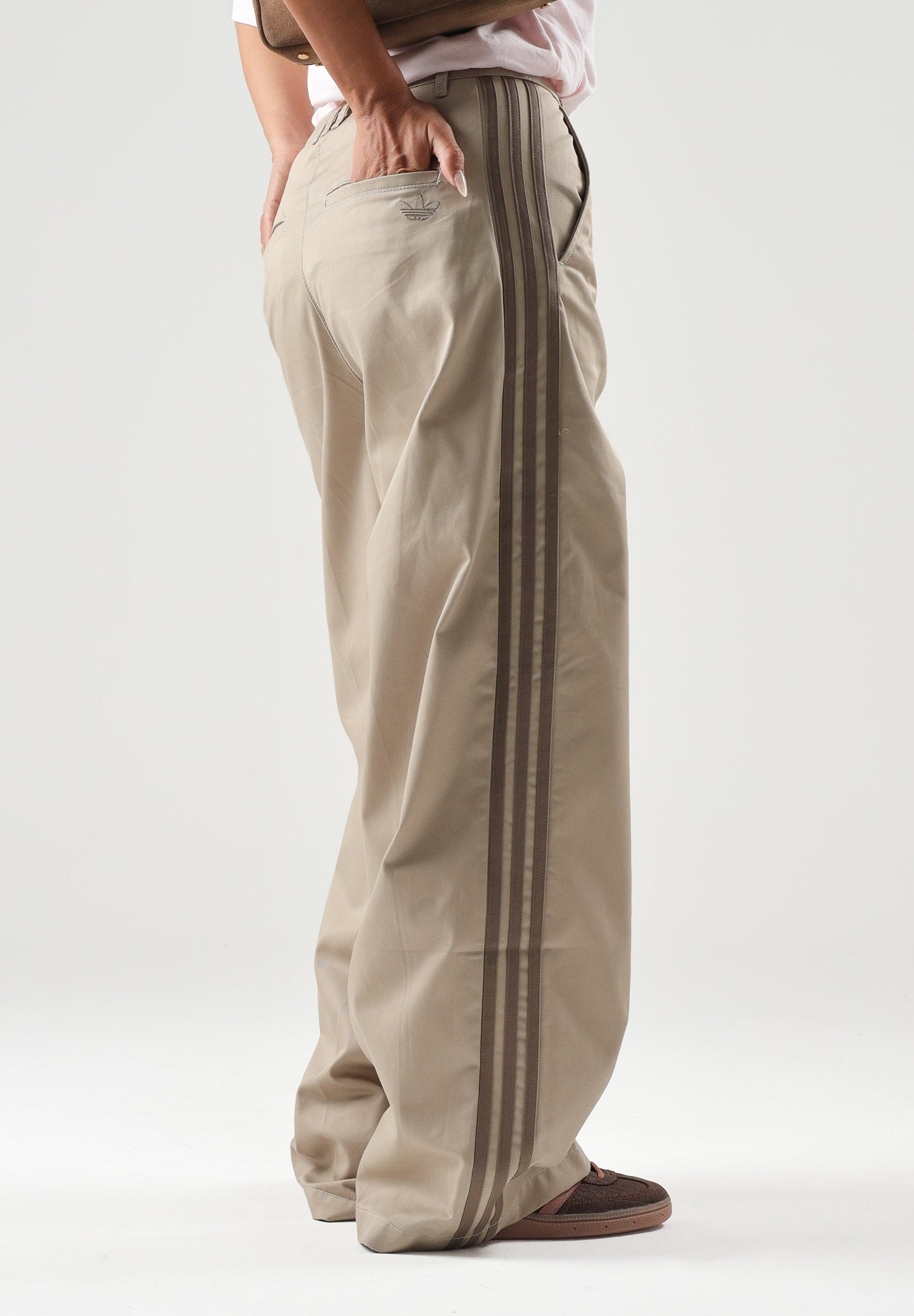 ADIDAS ORIGINALS Pantaloni 3 STRIPES PLEATED PANTS khaki beige da donna KS9949 . ADIDAS ORIGINALS