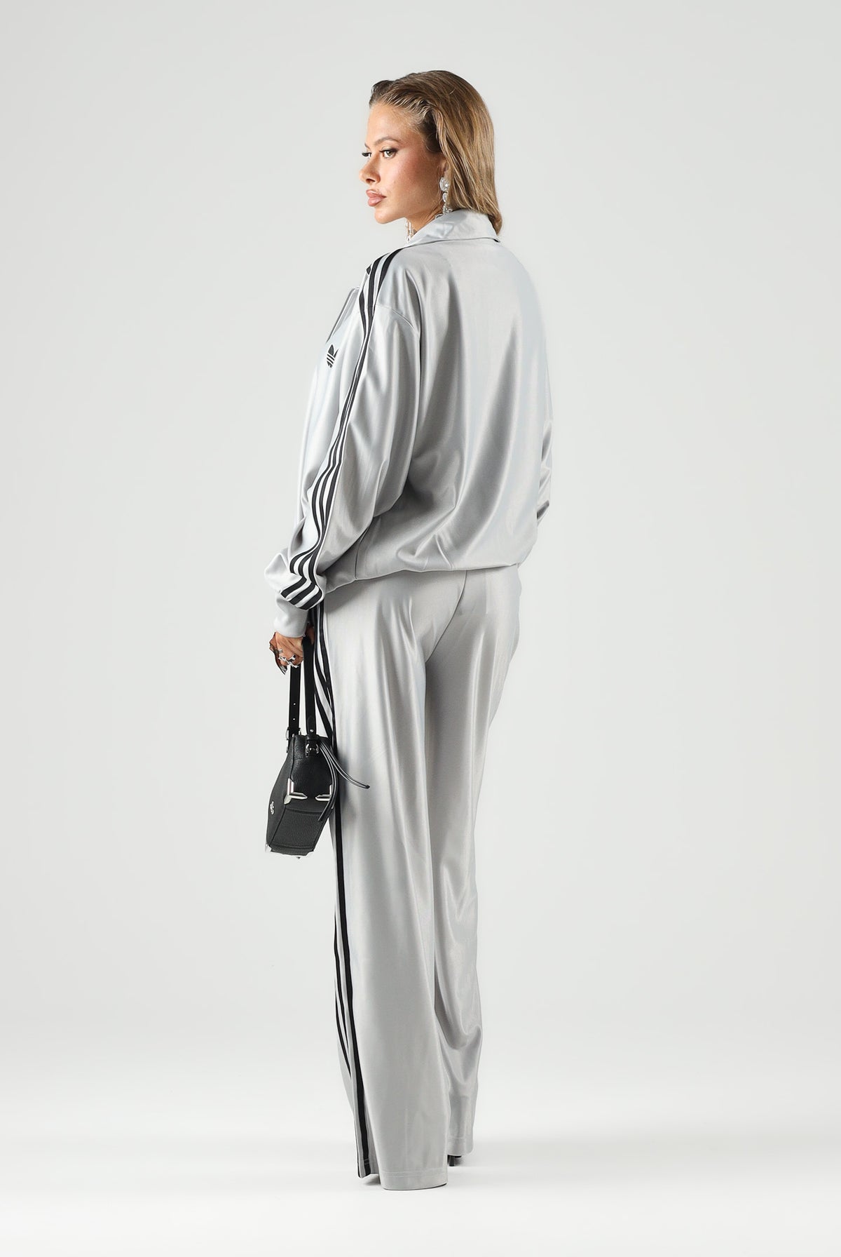 ADIDAS ORIGINALS Felpa con zip grigia per uomo e donna con colletto alto e iconiche bande laterali a contrasto. KS9980 . ADIDAS ORIGINALS