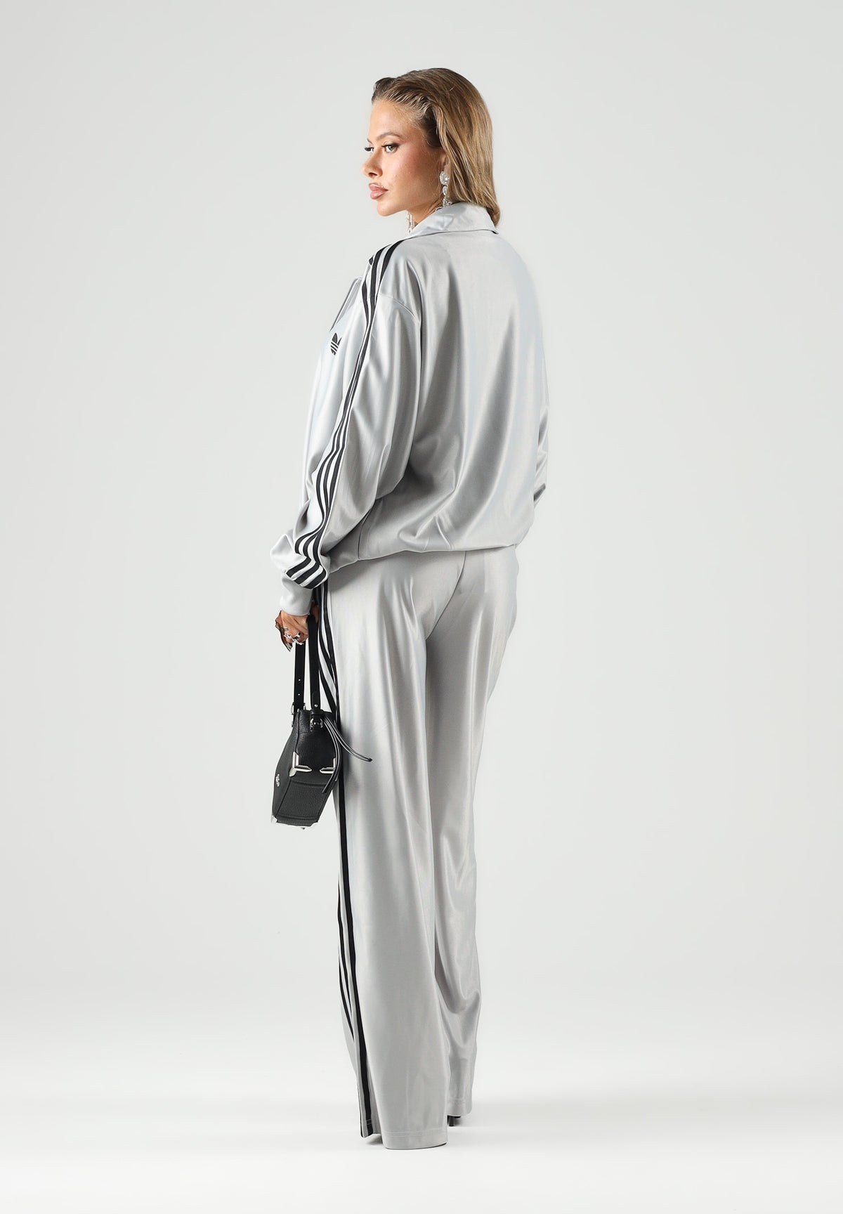 ADIDAS ORIGINALS Felpa con zip grigia per uomo e donna con colletto alto e iconiche bande laterali a contrasto. KS9980 . ADIDAS ORIGINALS