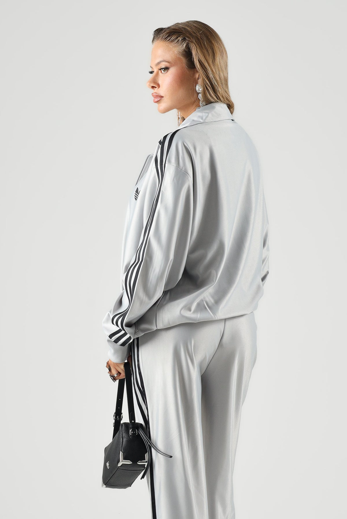 ADIDAS ORIGINALS Felpa con zip grigia per uomo e donna con colletto alto e iconiche bande laterali a contrasto. KS9980 . ADIDAS ORIGINALS