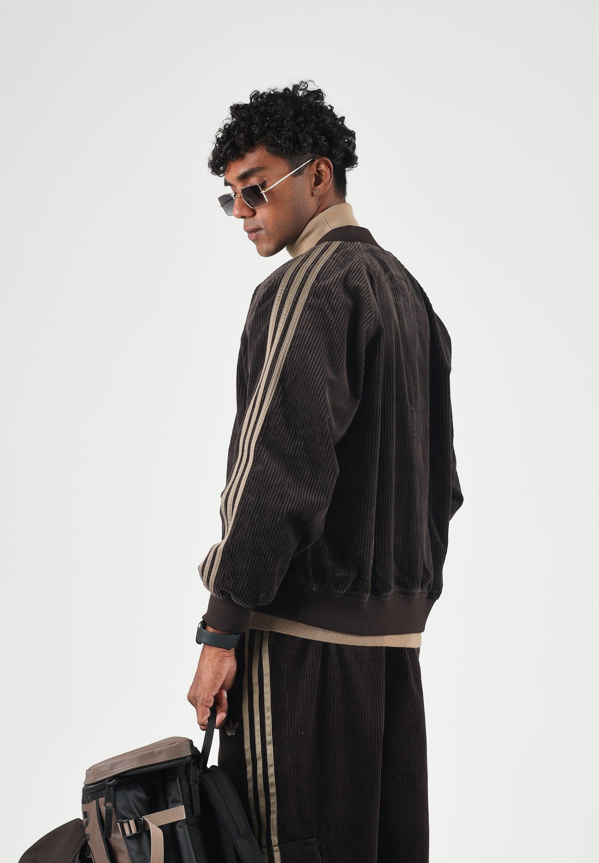 ADIDAS ORIGINALS Felpa con zip CORDUROY SST OVERSIZED marrone per uomo e donna con finitura in velluto KT0050 . ADIDAS ORIGINALS