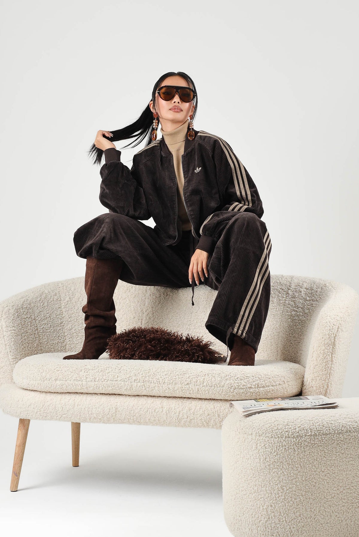 ADIDAS ORIGINALS Pantaloni CORDUROY CARGO PANTS marrone da donna con tasche cargo laterali e coulisse regolabile KT0064 . ADIDAS ORIGINALS