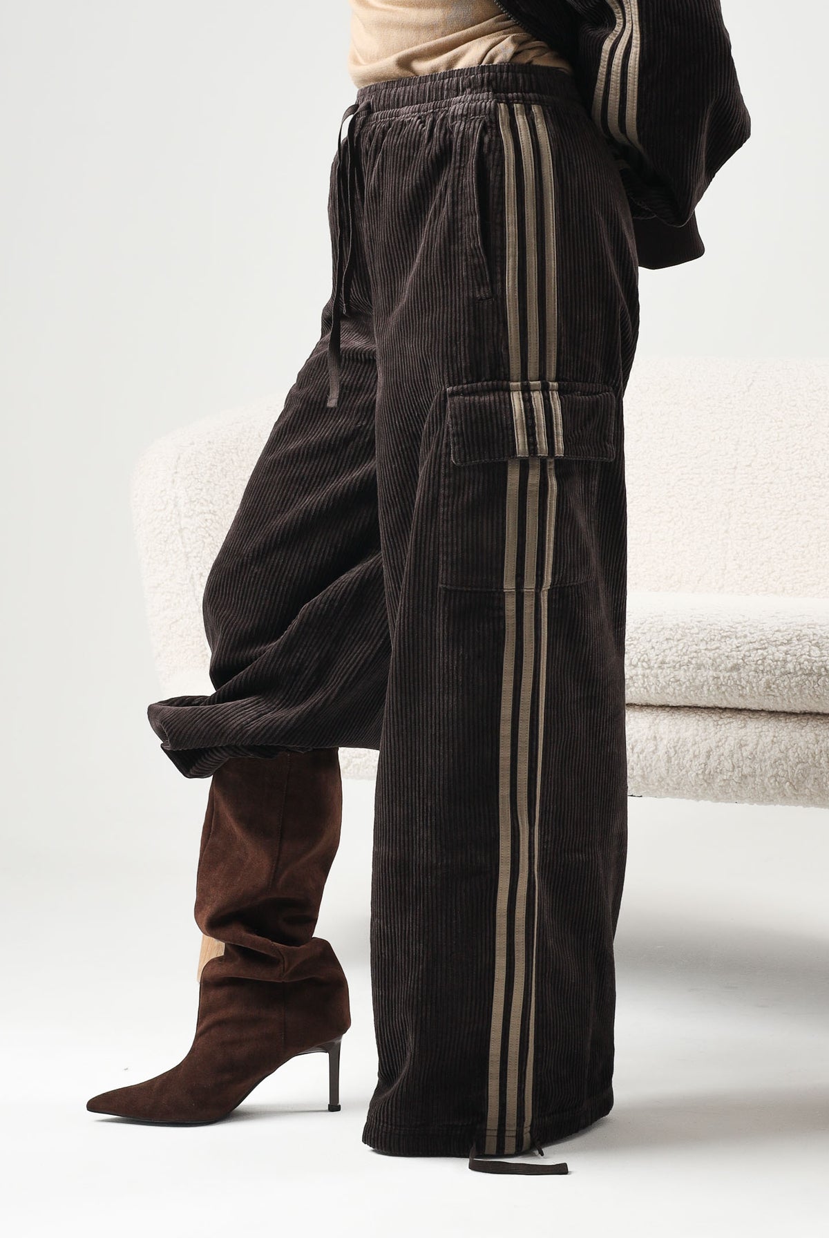 ADIDAS ORIGINALS Pantaloni CORDUROY CARGO PANTS marrone da donna con tasche cargo laterali e coulisse regolabile KT0064 . ADIDAS ORIGINALS
