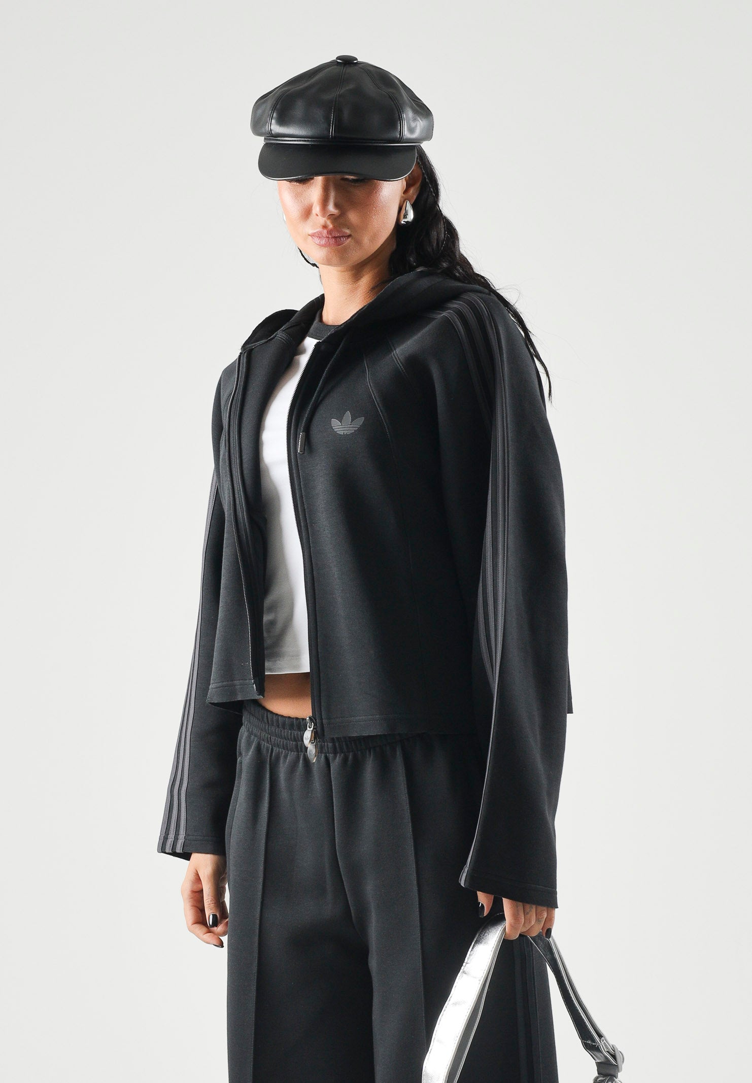 ADIDAS ORIGINALS Felpa nera da donna con zip e cappuccio e dettagli iconici adidas. KT1776 . ADIDAS ORIGINALS