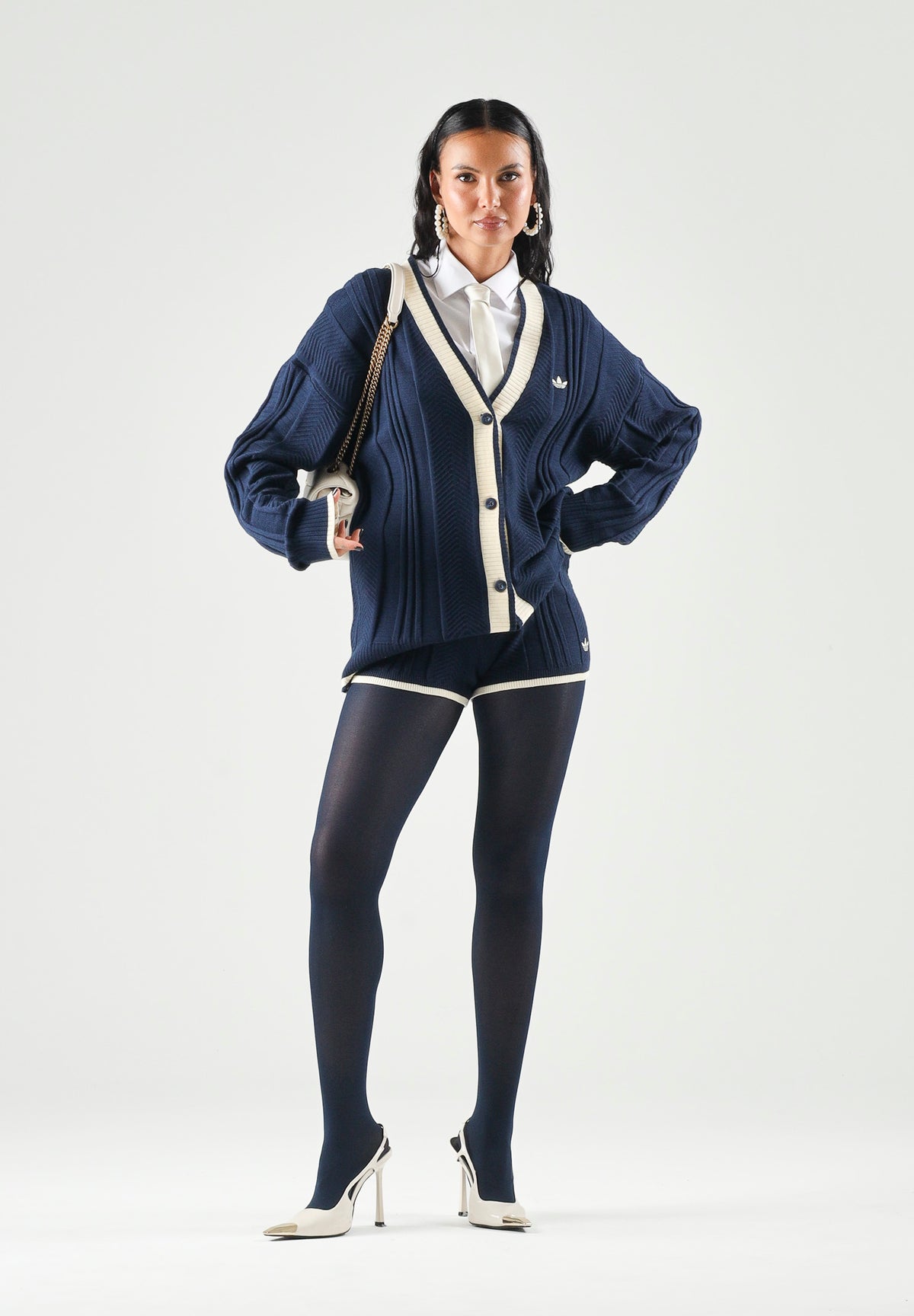 ADIDAS ORIGINALS Cardigan in maglia CABLE KNIT color navy-vaniglia da donna con lavorazione a trecce e profili a contrasto KT1859 . ADIDAS ORIGINALS