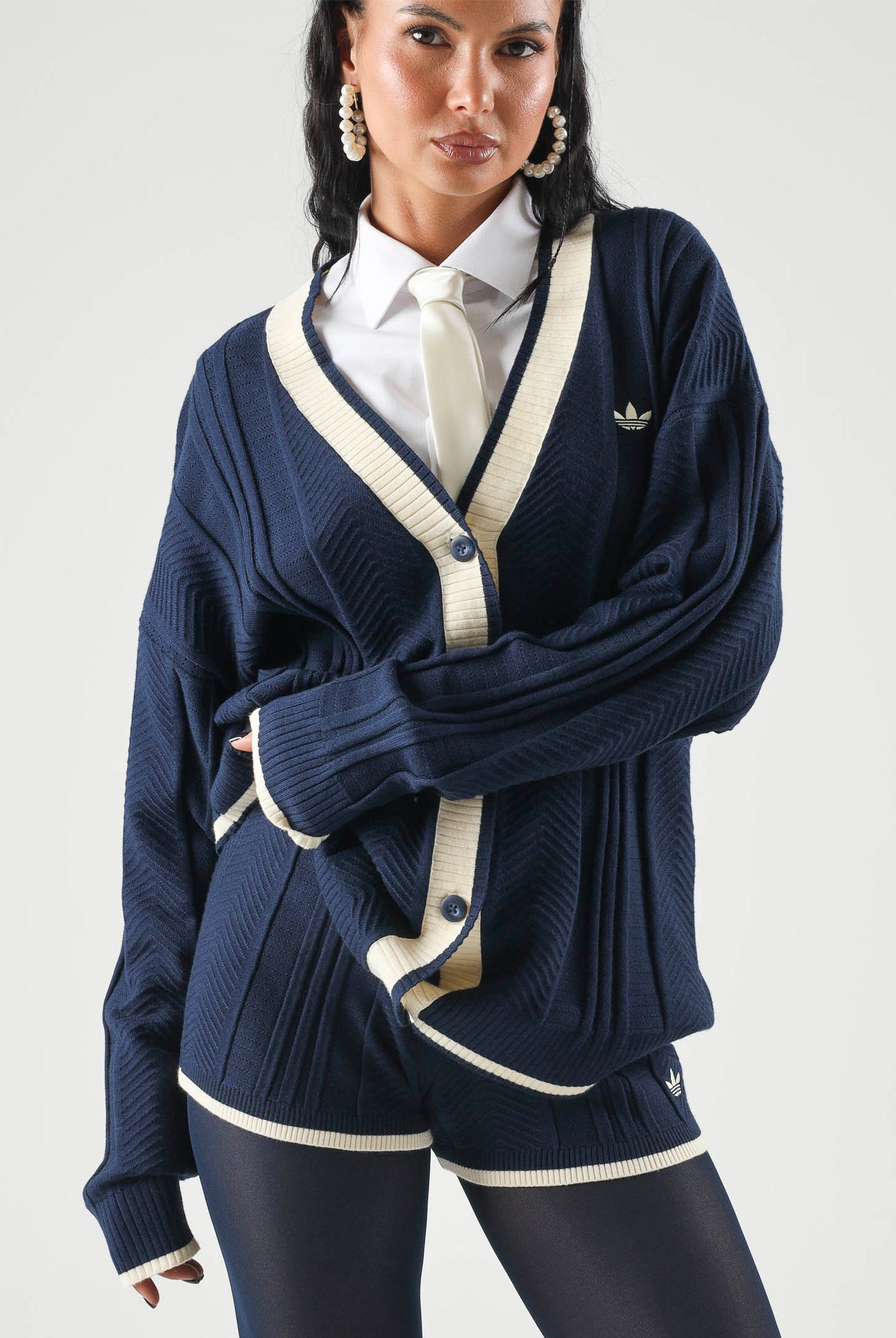 ADIDAS ORIGINALS Cardigan in maglia color navy-vaniglia da donna con lavorazione a trecce e profili a contrasto KT1859 . ADIDAS ORIGINALS