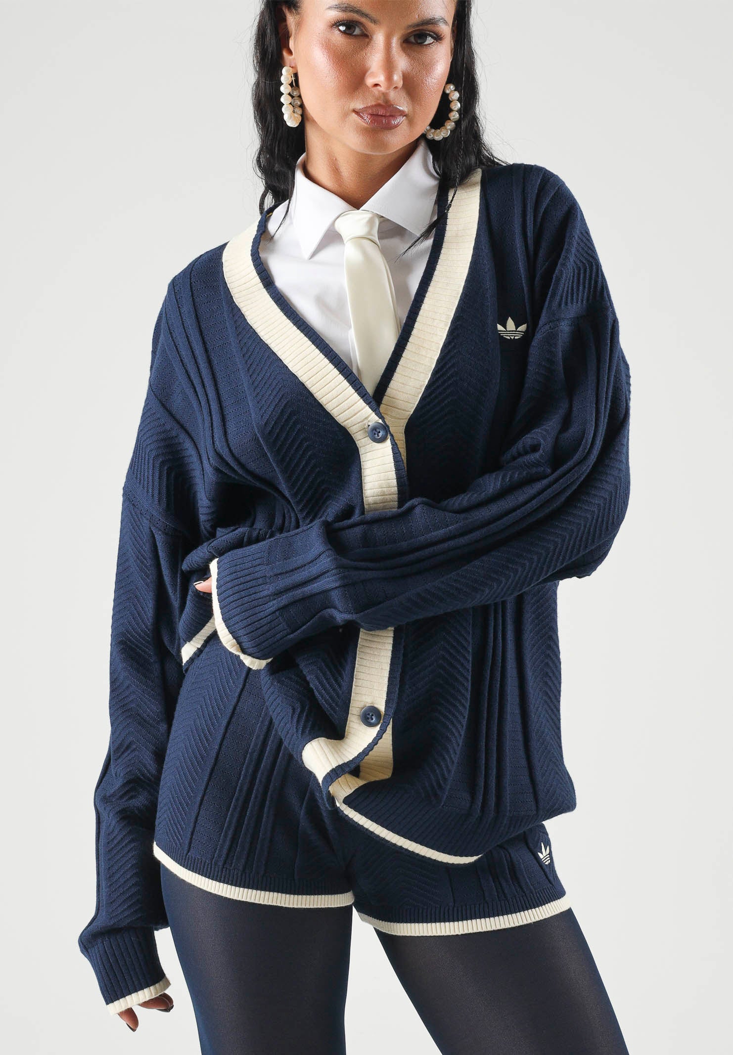 ADIDAS ORIGINALS Cardigan in maglia color navy-vaniglia da donna con lavorazione a trecce e profili a contrasto KT1859 . ADIDAS ORIGINALS