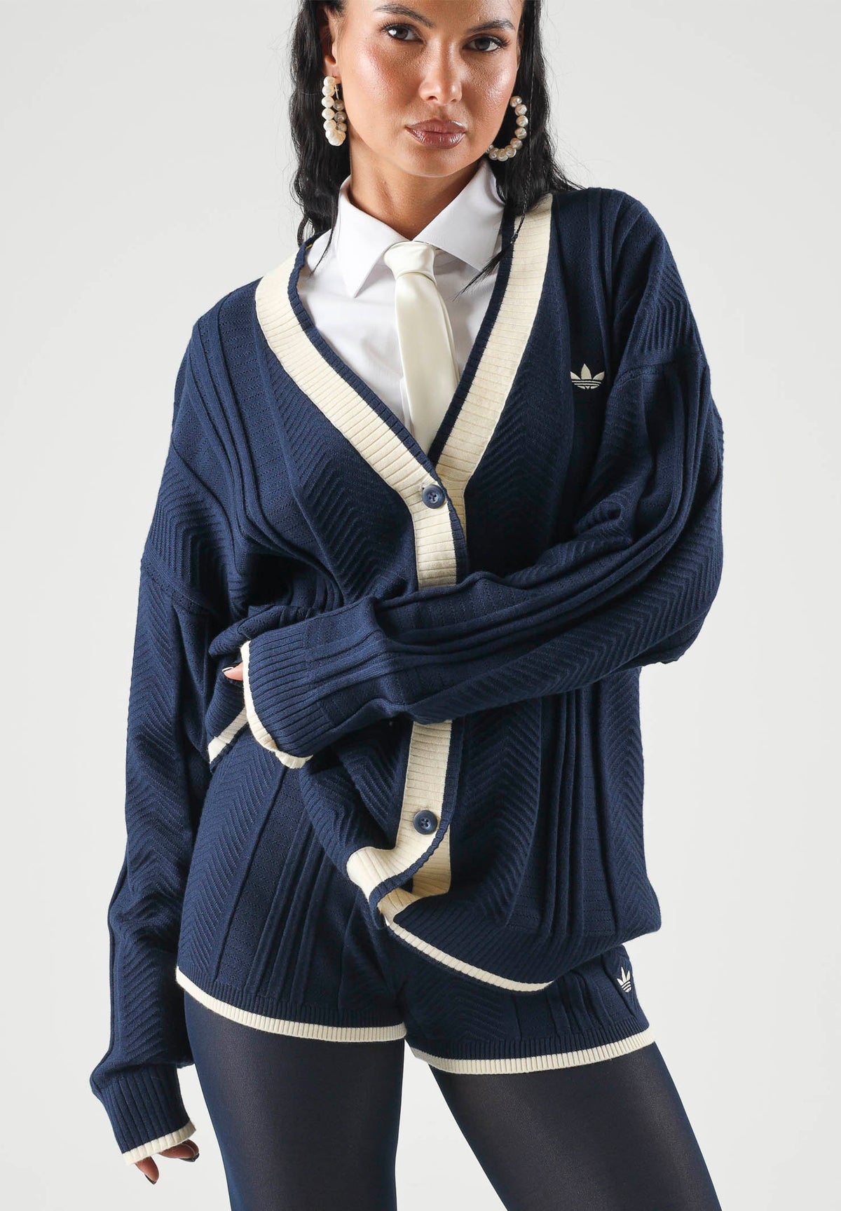 ADIDAS ORIGINALS Cardigan in maglia CABLE KNIT color navy-vaniglia da donna con lavorazione a trecce e profili a contrasto KT1859 . ADIDAS ORIGINALS