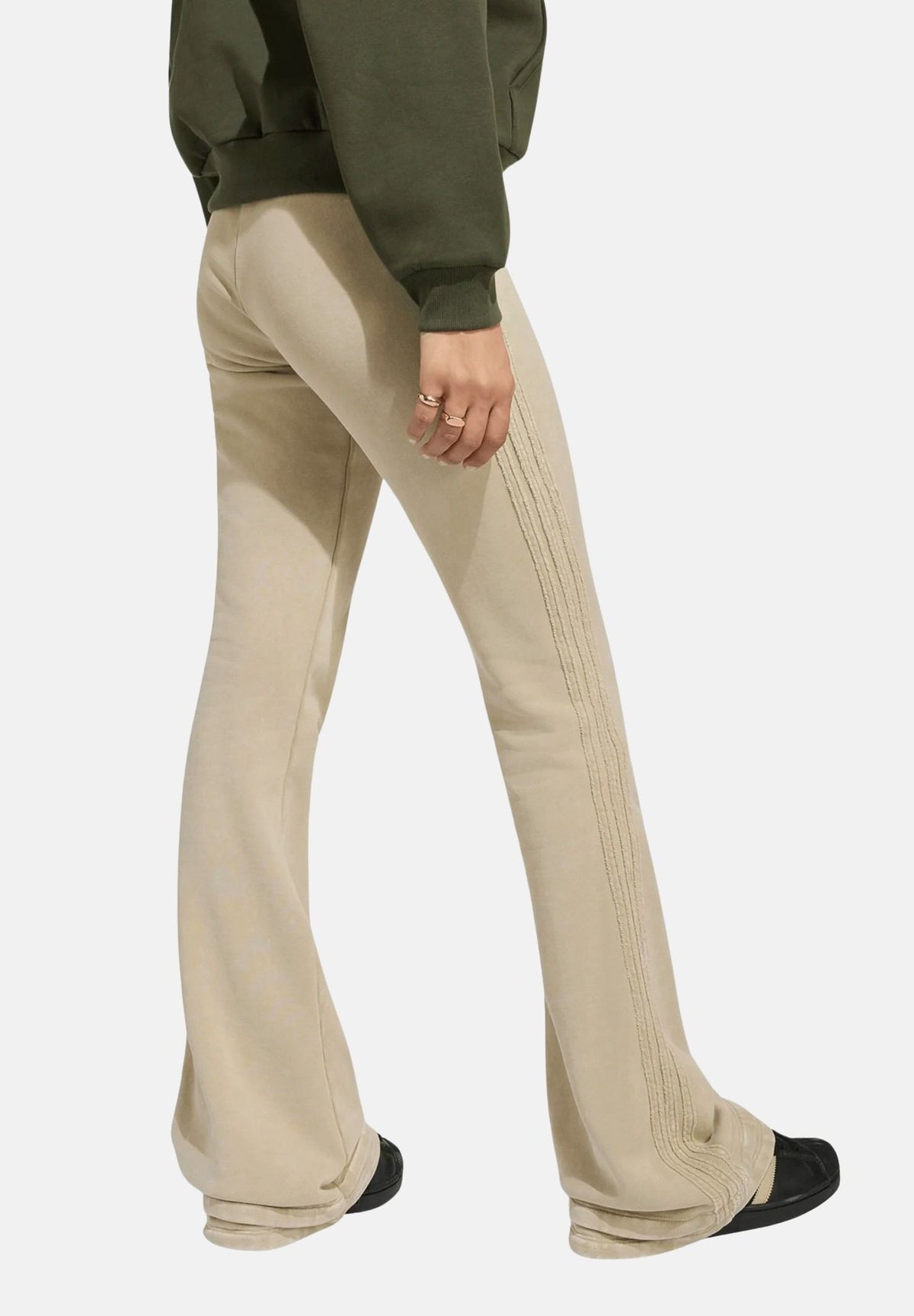 ADIDAS ORIGINALS Pantaloni SST BOOTCUT khaki three beige da donna KT1915 . ADIDAS ORIGINALS