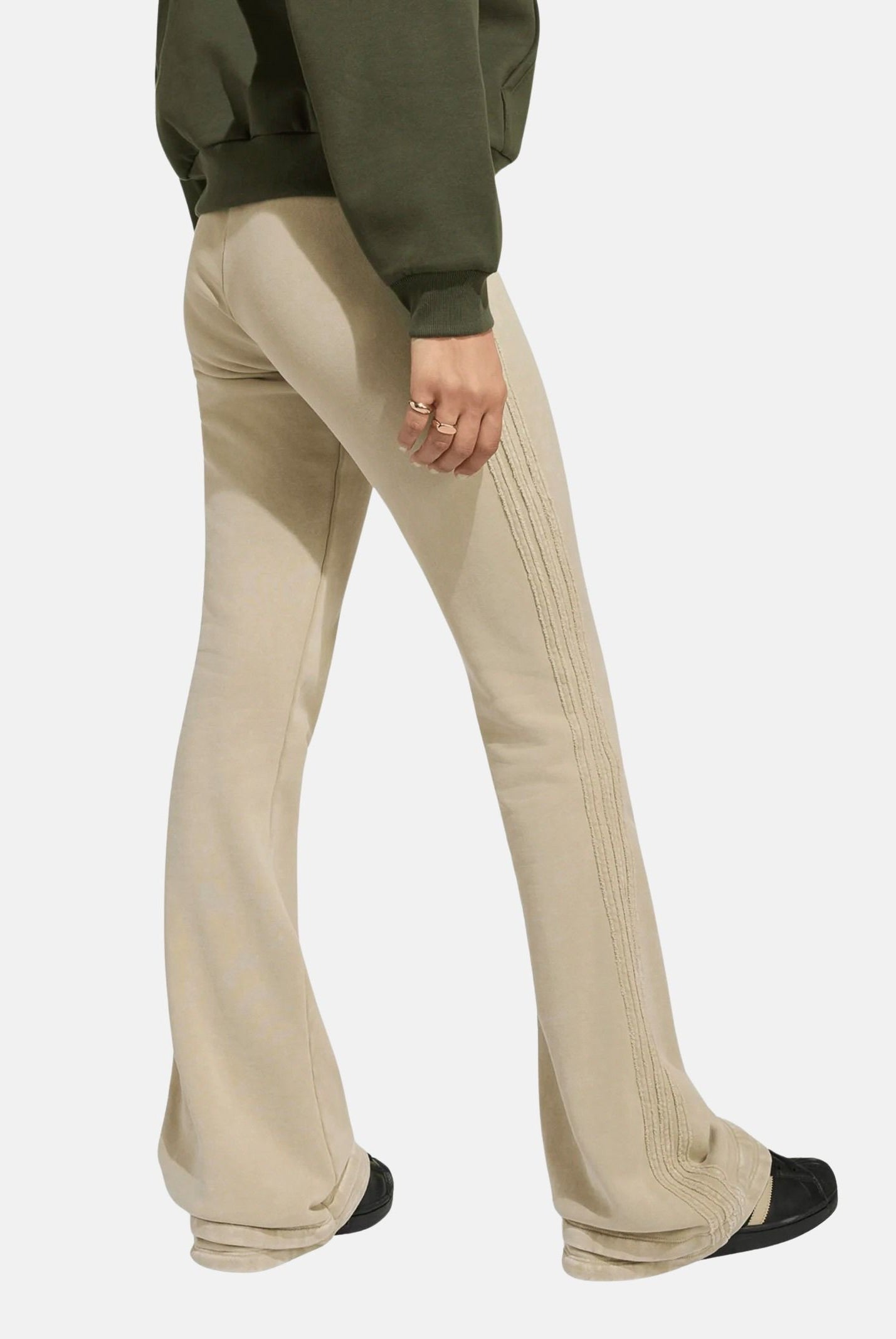 ADIDAS ORIGINALS Pantaloni SST BOOTCUT PANT Khaki Three beige da donna KT1915 . ADIDAS ORIGINALS