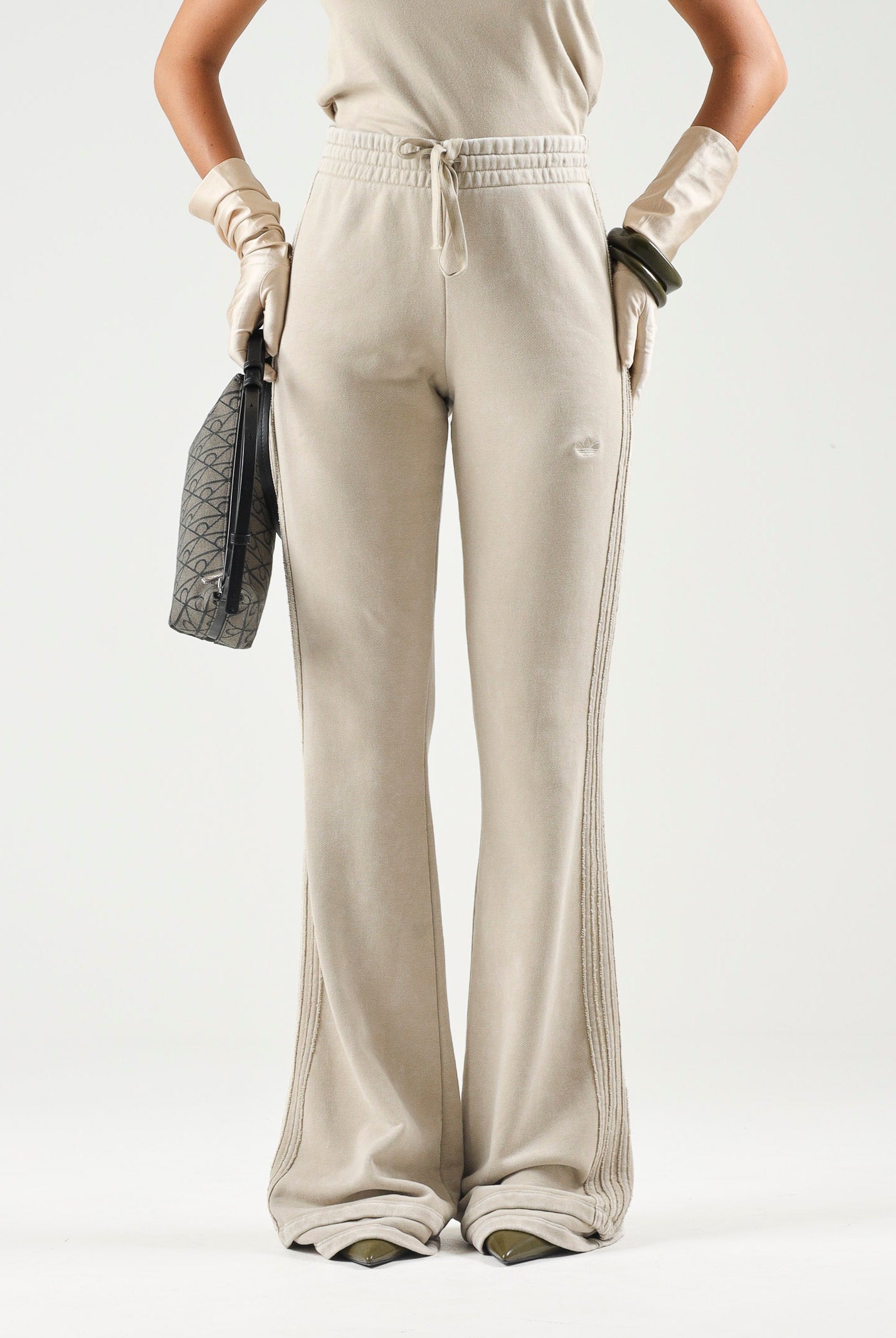 ADIDAS ORIGINALS Pantaloni SST BOOTCUT PANT Khaki Three beige da donna KT1915 . ADIDAS ORIGINALS