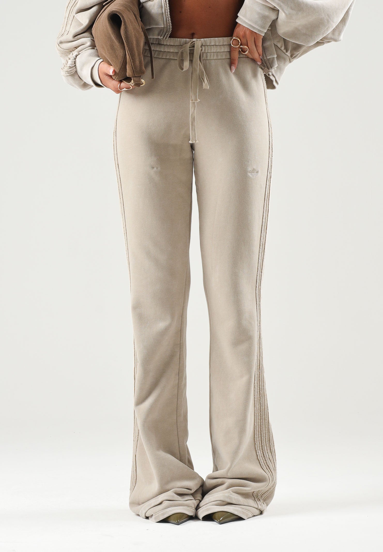 ADIDAS ORIGINALS Pantaloni SST BOOTCUT PANT Khaki Three beige da donna KT1915 . ADIDAS ORIGINALS