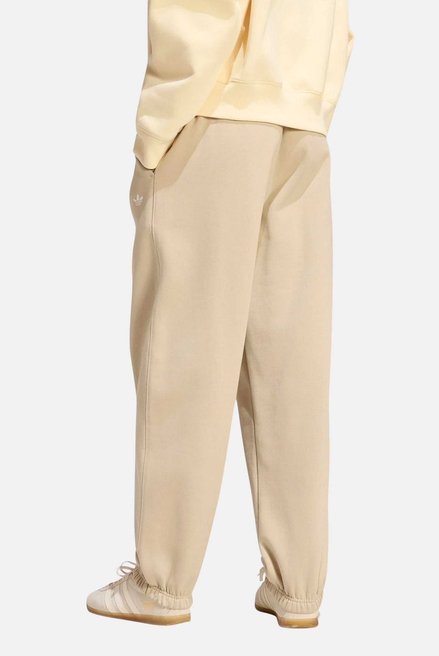 ADIDAS ORIGINALS Pantaloni ESSENTIALS FLEECE LOOSE Khaki beige da donna KT2268 . ADIDAS ORIGINALS
