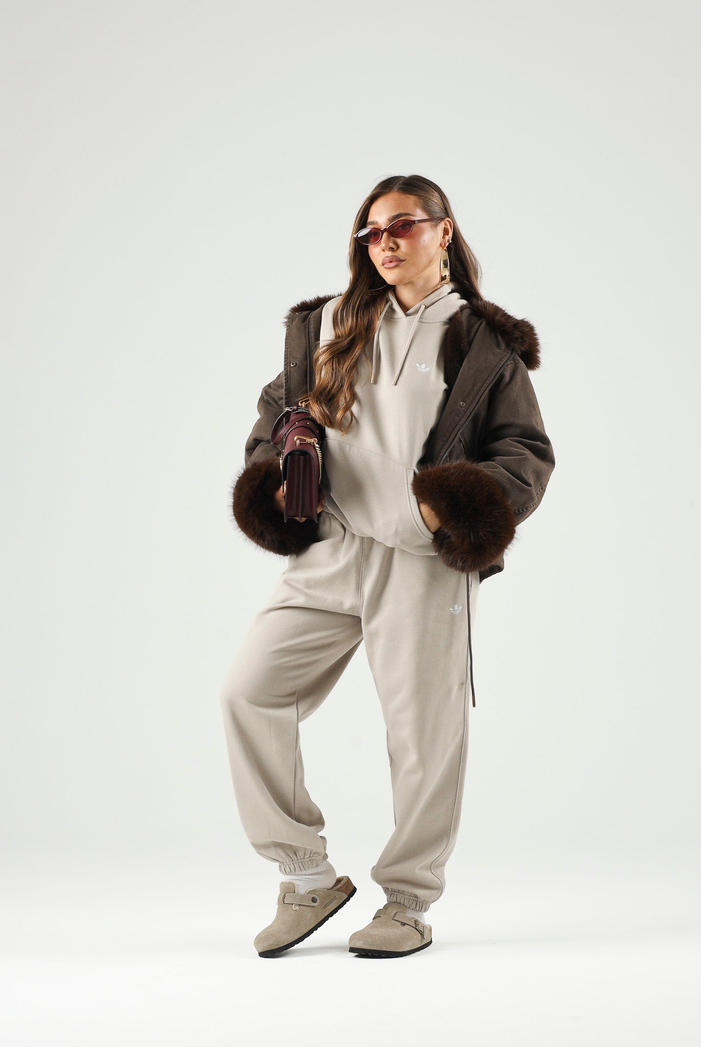 ADIDAS ORIGINALS Pantaloni ESSENTIALS FLEECE LOOSE Khaki beige da donna KT2268 . ADIDAS ORIGINALS