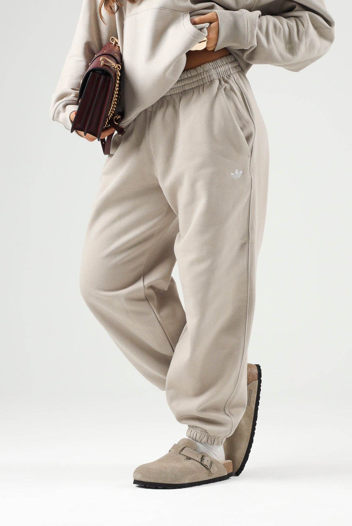 ADIDAS ORIGINALS Pantaloni sportivi ESSENTIALS FLEECE LOOSE Khaki beige da donna KT2268 . ADIDAS ORIGINALS