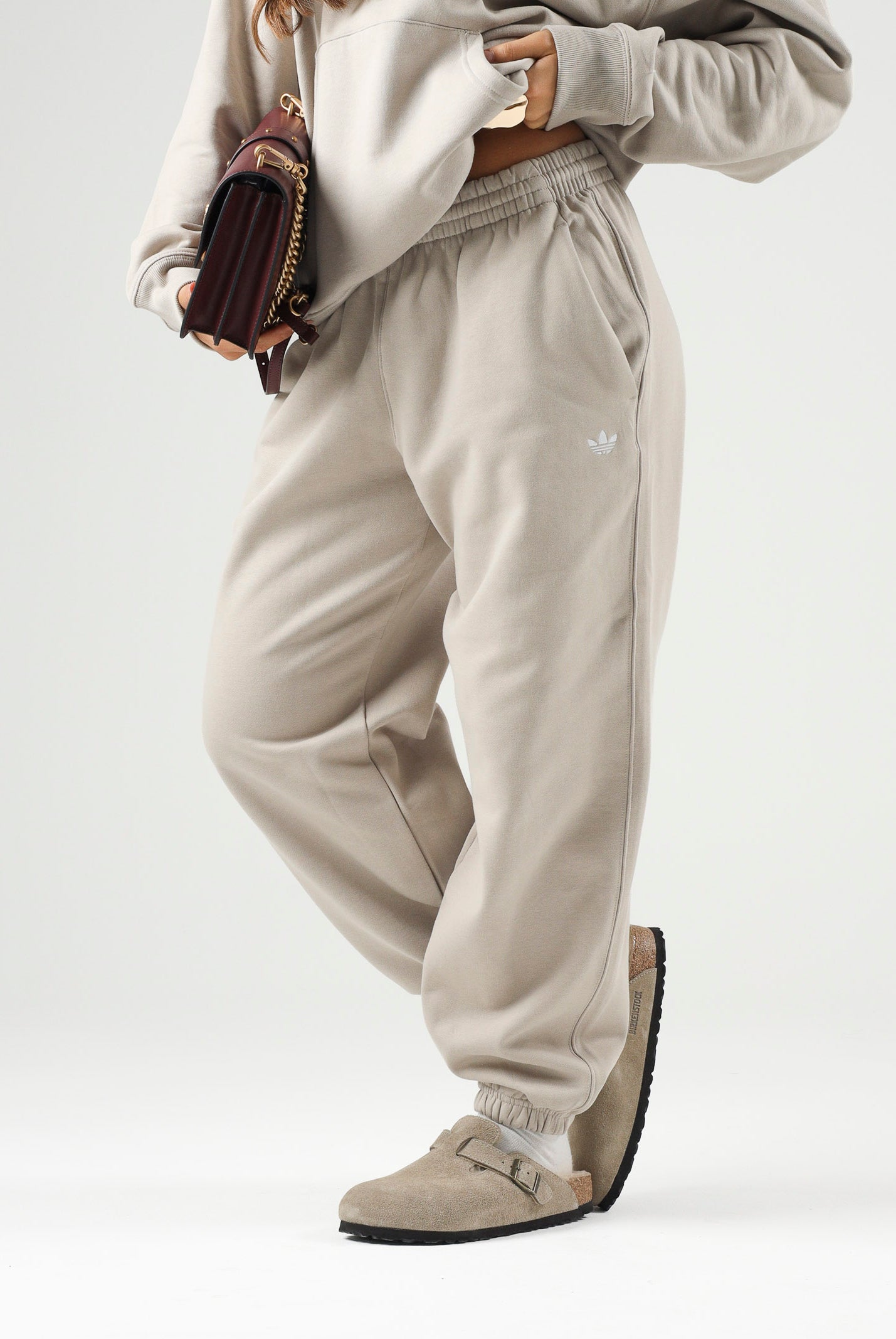 ADIDAS ORIGINALS Pantaloni ESSENTIALS FLEECE LOOSE Khaki beige da donna KT2268 . ADIDAS ORIGINALS