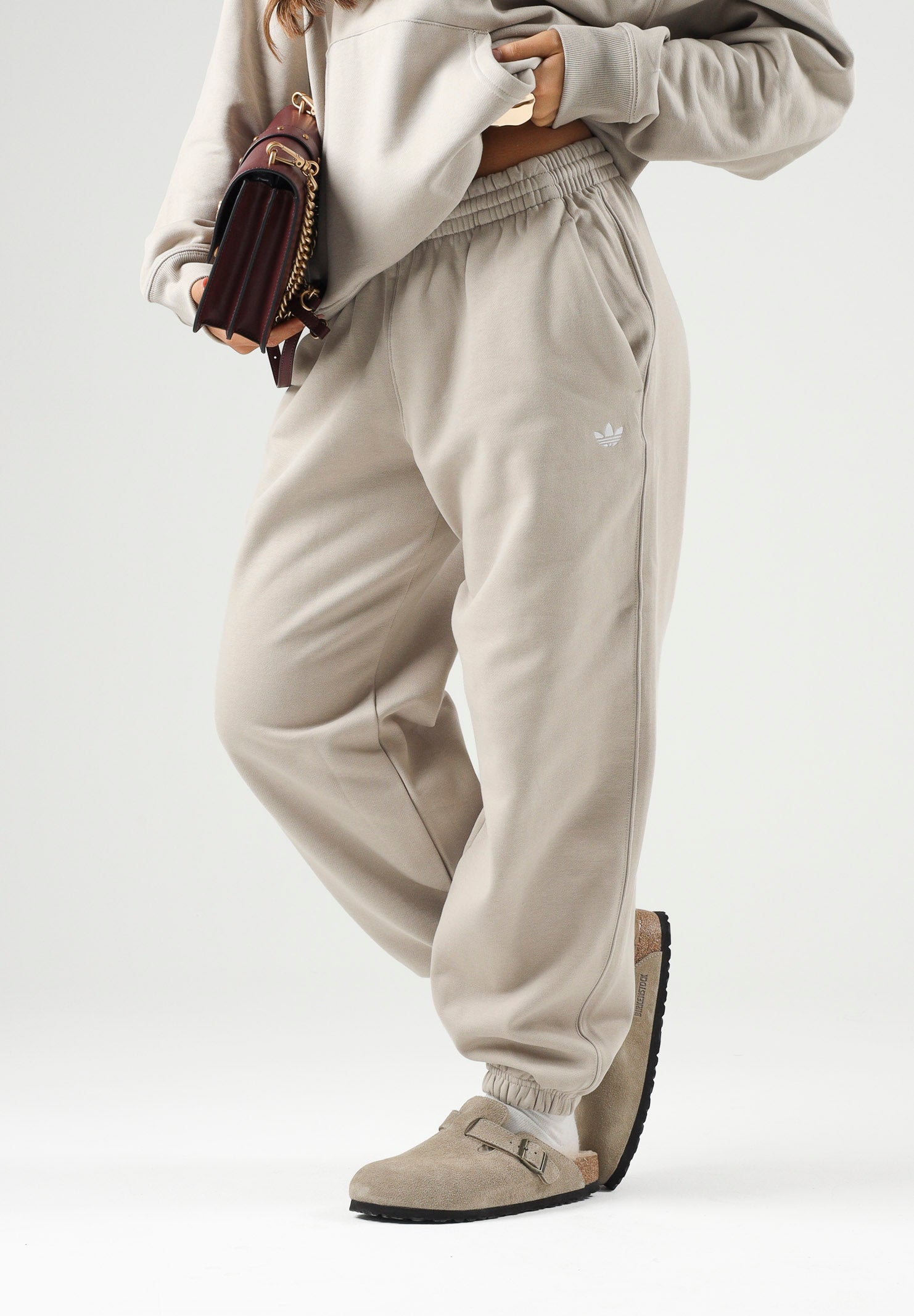 ADIDAS ORIGINALS Pantaloni ESSENTIALS FLEECE LOOSE Khaki beige da donna KT2268 . ADIDAS ORIGINALS