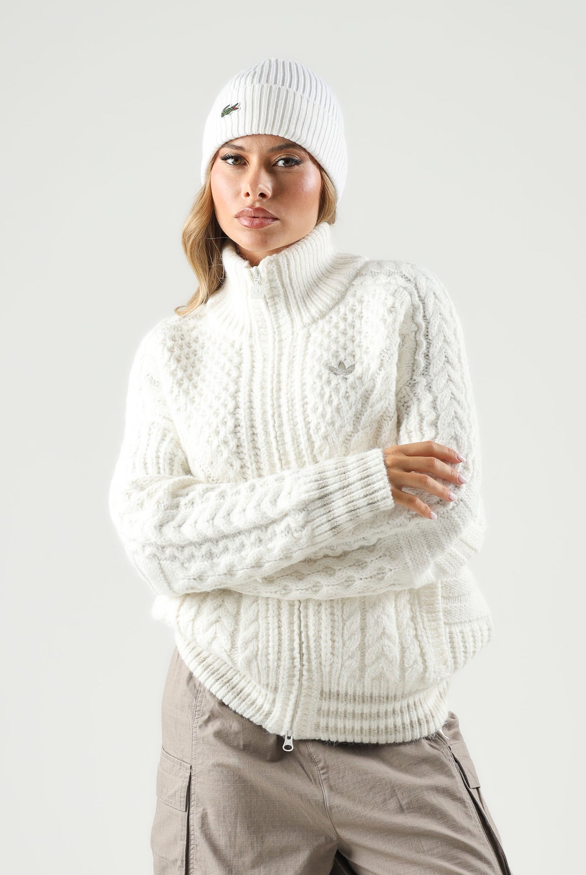 ADIDAS ORIGINALS Cardigan con zip CABLE KNIT TRACK TOP bianca per uomo e donna con lavorazione a trecce. KT2290 . ADIDAS ORIGINALS