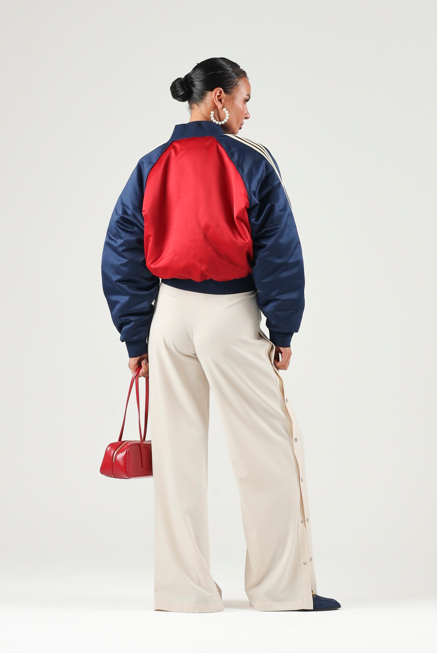 ADIDAS ORIGINALS Giubbotto Bomber SATIN rosso-blu da donna con mini logo iconico KT2646 . ADIDAS ORIGINALS