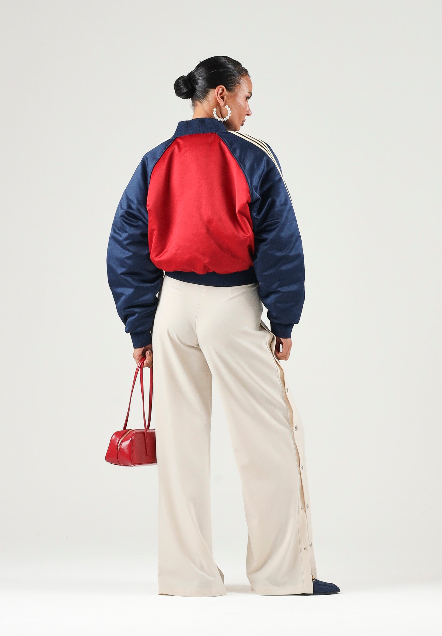 ADIDAS ORIGINALS Giubbotto Bomber SATIN rosso-blu da donna con mini logo iconico KT2646 . ADIDAS ORIGINALS