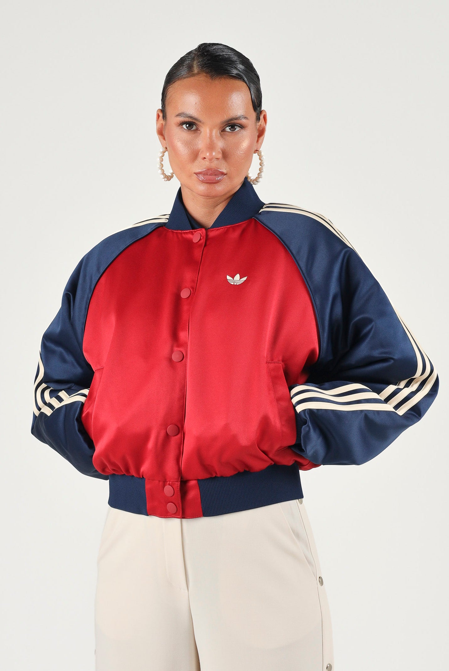 ADIDAS ORIGINALS Giubbotto Bomber SATIN rosso-blu da donna con mini logo iconico KT2646 . ADIDAS ORIGINALS
