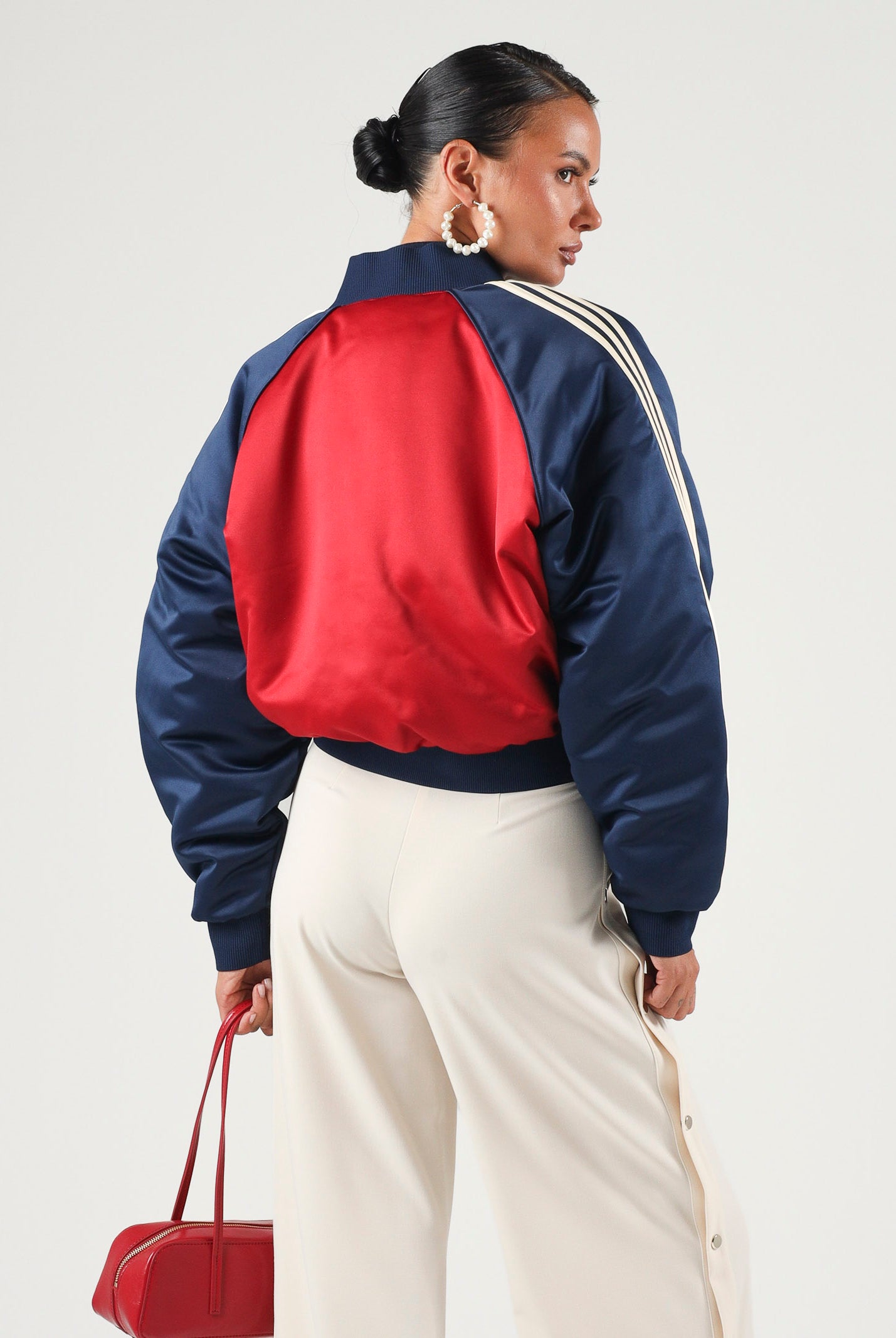 ADIDAS ORIGINALS Giubbotto Bomber SATIN rosso-blu da donna con mini logo iconico KT2646 . ADIDAS ORIGINALS