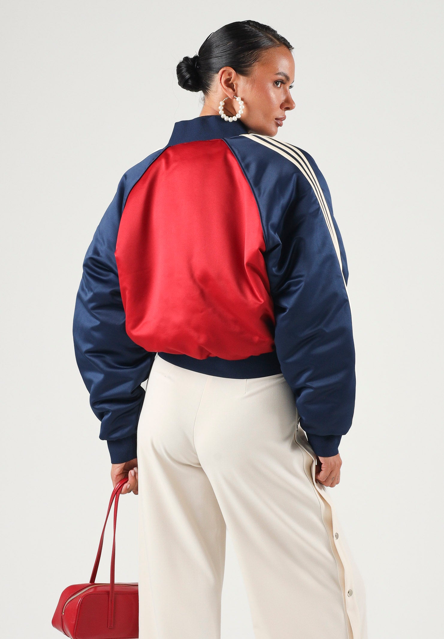 ADIDAS ORIGINALS Giubbotto Bomber SATIN rosso-blu da donna con mini logo iconico KT2646 . ADIDAS ORIGINALS
