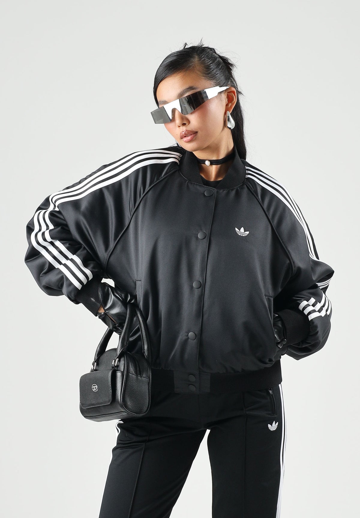 ADIDAS ORIGINALS Giubbotto SATIN SST nero da donna in raso con dettagli sportivi. KT2648 . ADIDAS ORIGINALS