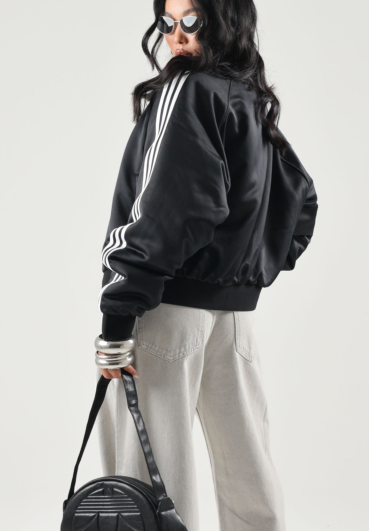 ADIDAS ORIGINALS Giubbotto SATIN SST nero da donna in raso con dettagli sportivi. KT2648 . ADIDAS ORIGINALS