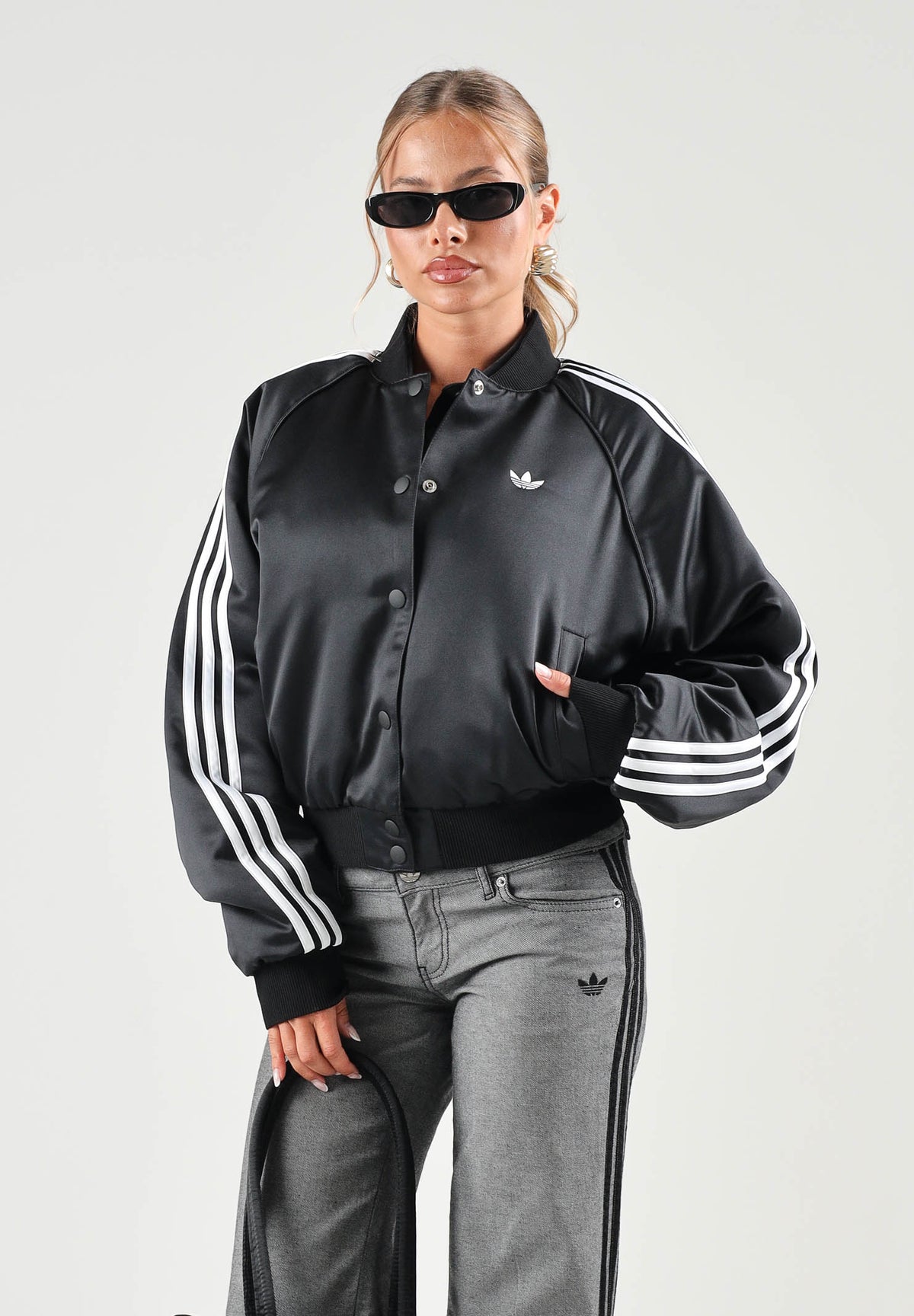 ADIDAS ORIGINALS Giubbotto SATIN SST nero da donna in raso con dettagli sportivi. KT2648 . ADIDAS ORIGINALS