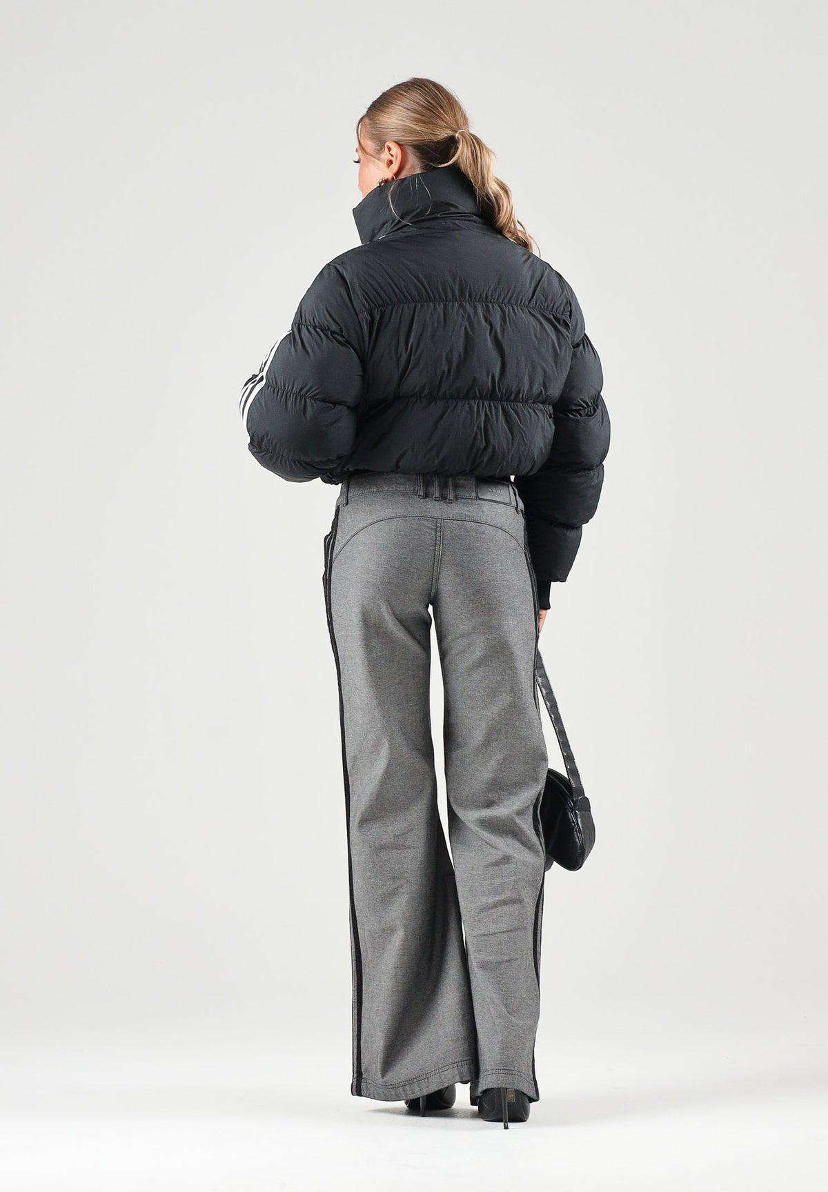 ADIDAS ORIGINALS Giubbotto-piumino corto nero da donna con iconiche 3-stripes KT4231 . ADIDAS ORIGINALS