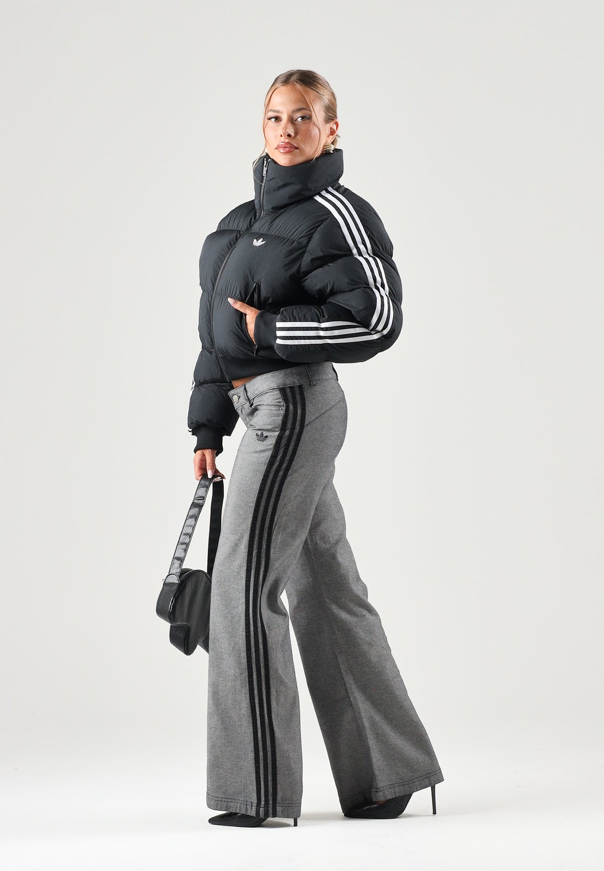 ADIDAS ORIGINALS Giubbotto-piumino corto nero da donna con iconiche 3-stripes KT4231 . ADIDAS ORIGINALS